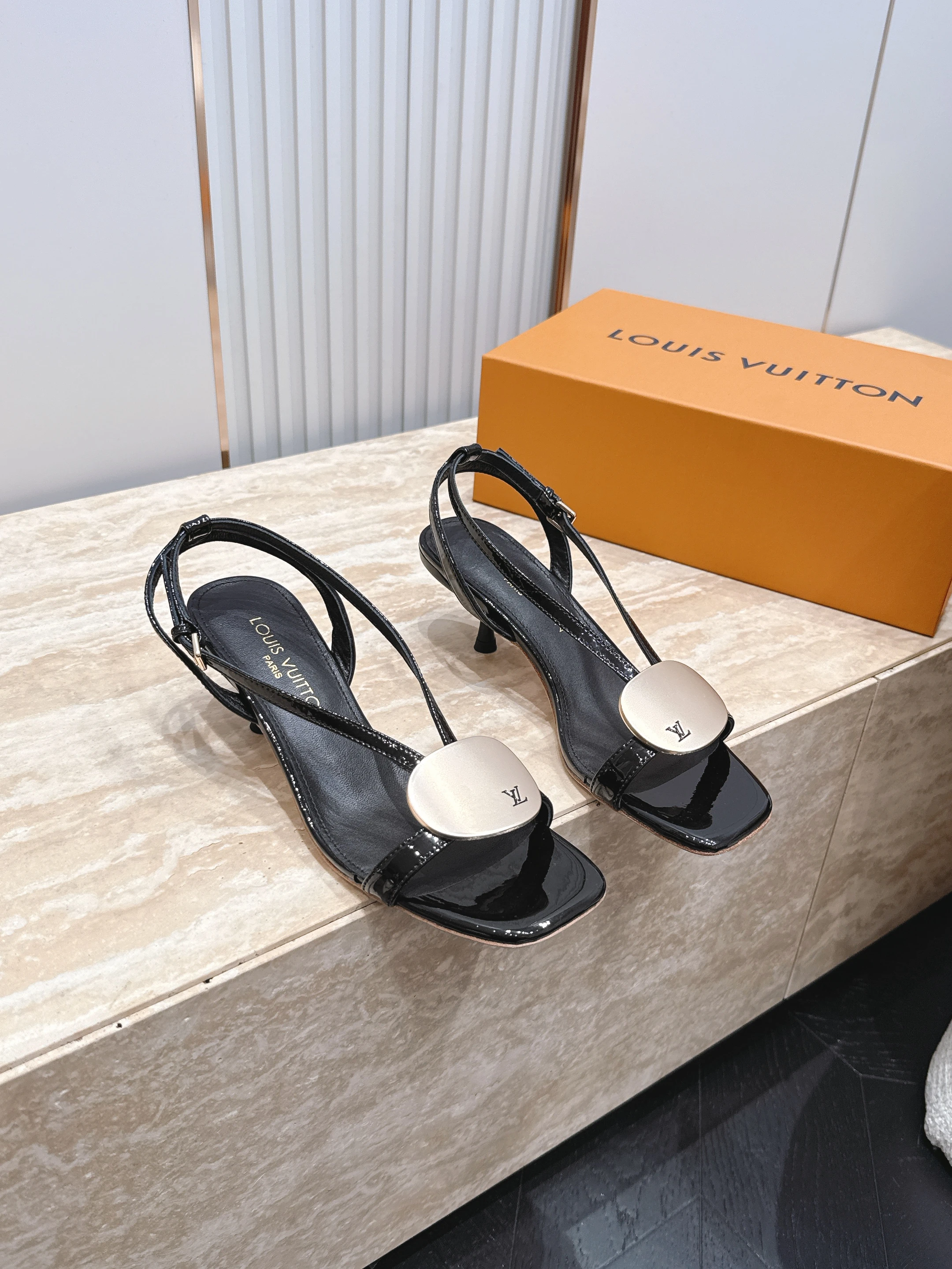 Louis Vuitton Slippers — dbe8d62c