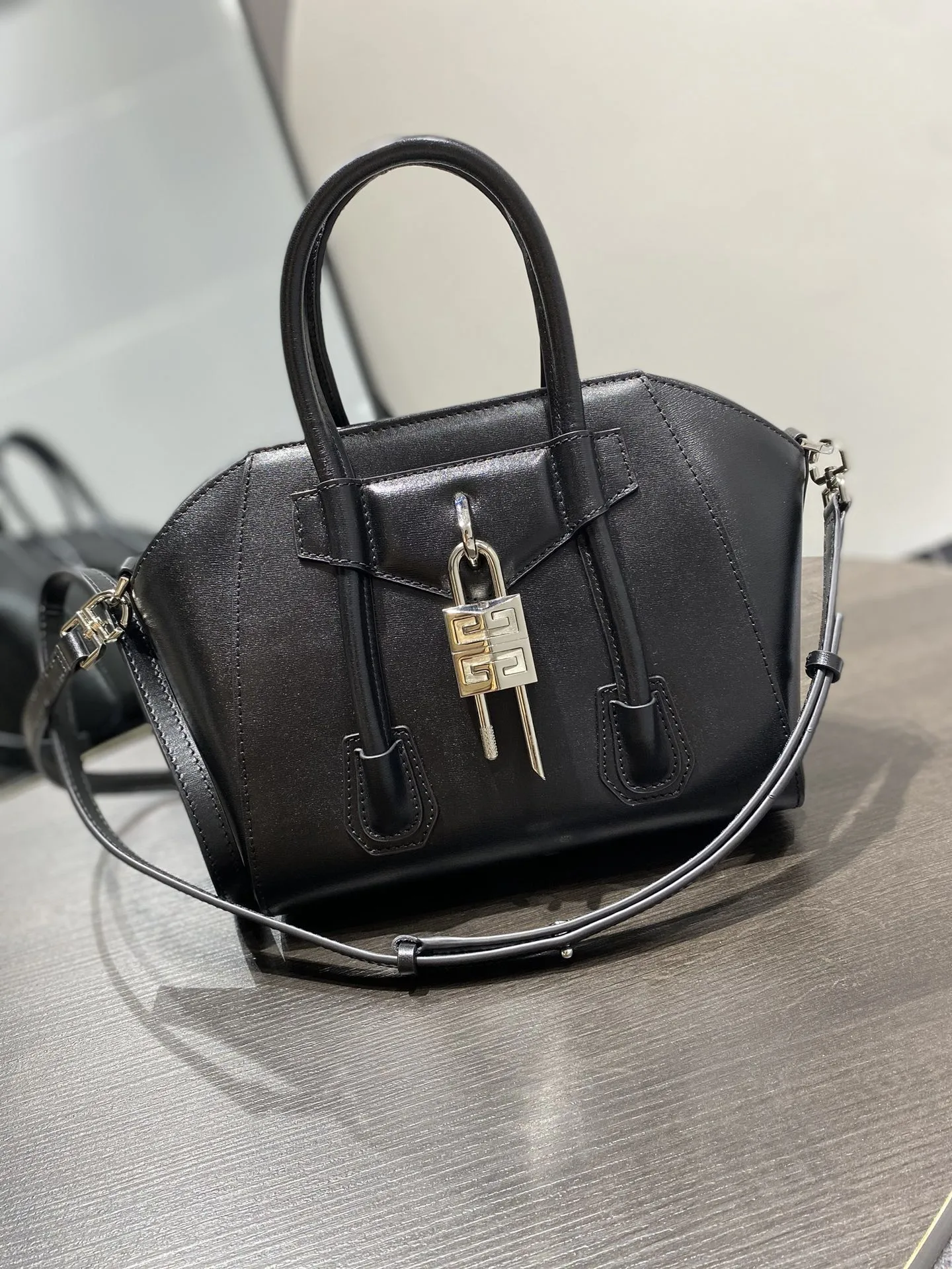 Givenchy Bag — b2102791