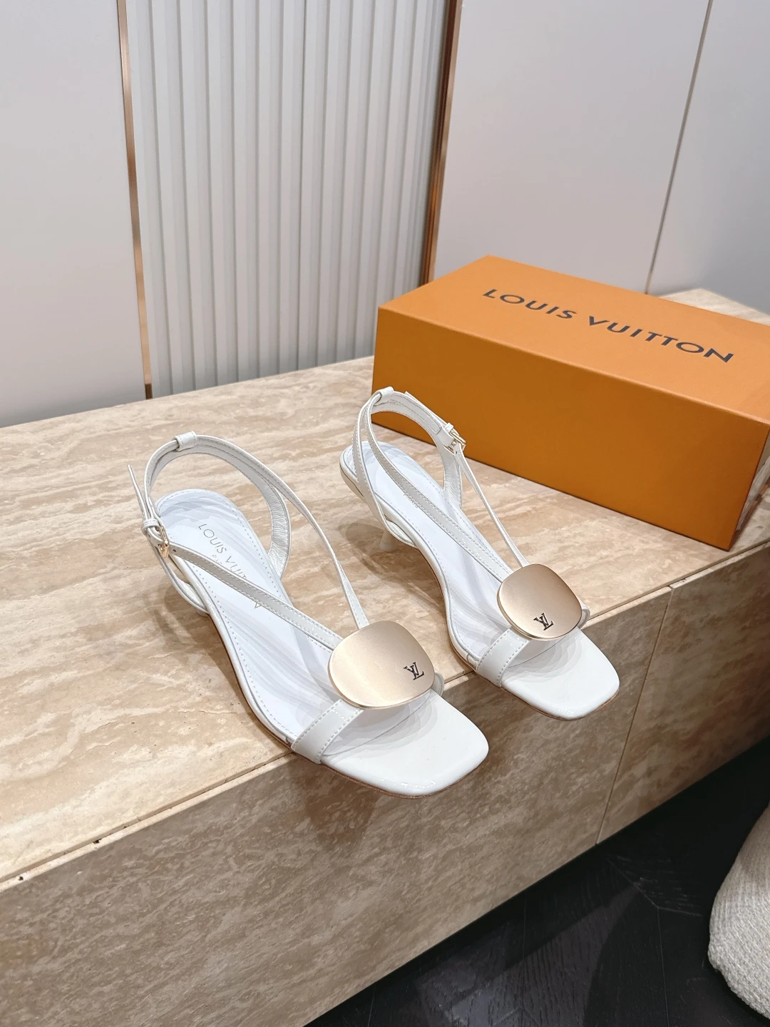 Louis Vuitton Slippers — fa6ab0ff