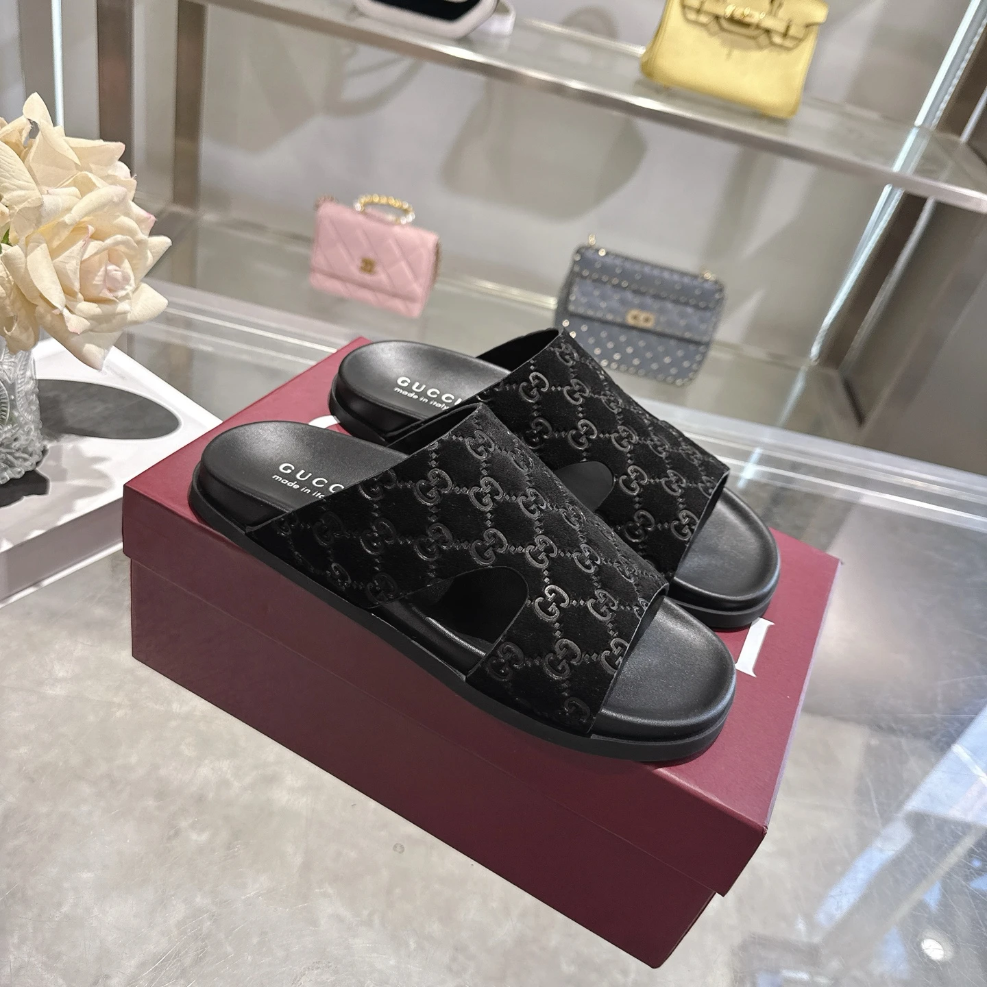 Slippers — d98d6ff8