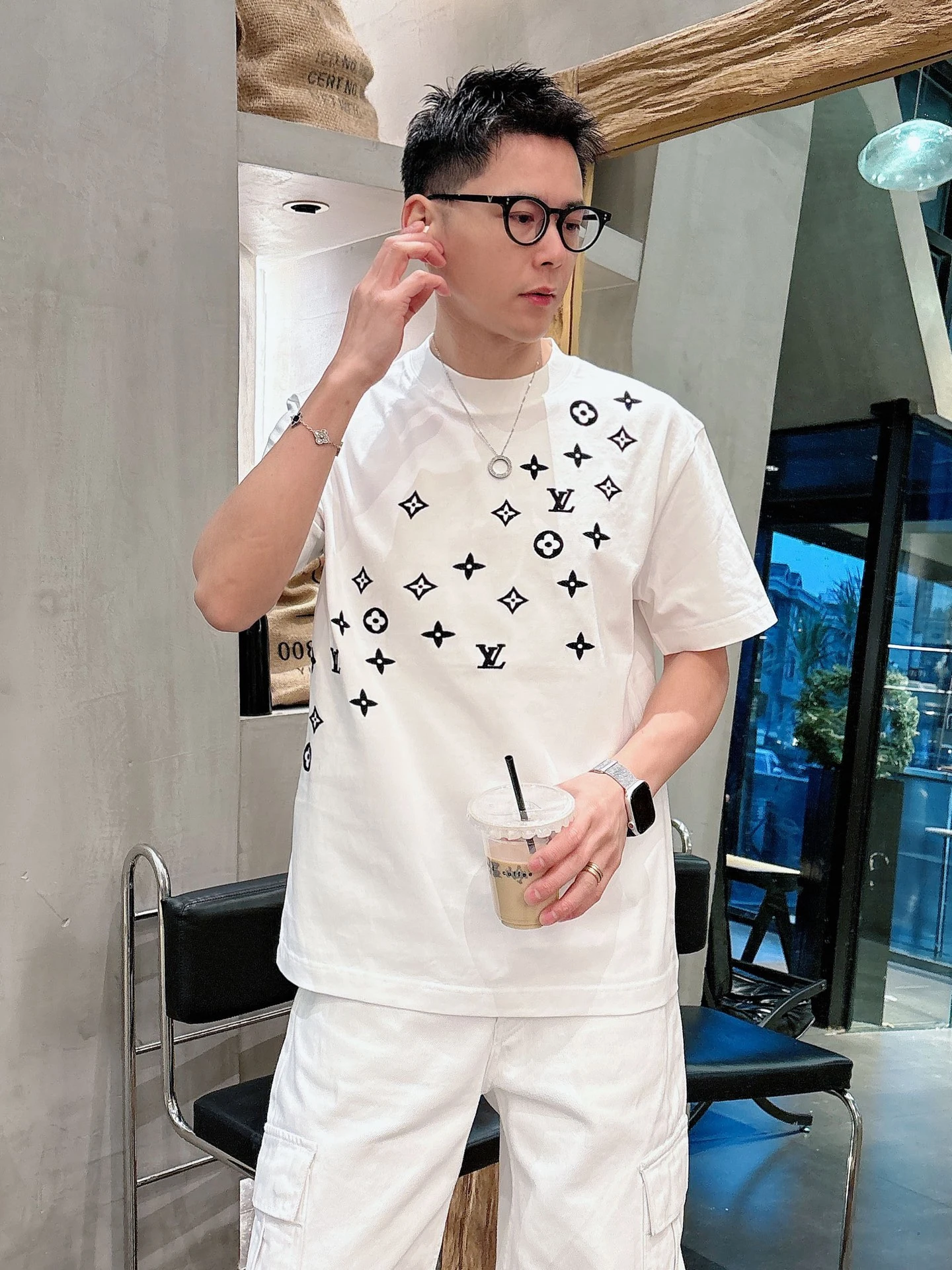 Louis Vuitton T-Shirt — 3f76d7a3