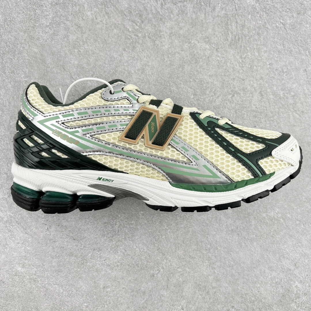 New Balance Sneakers — 7d4e2b8a