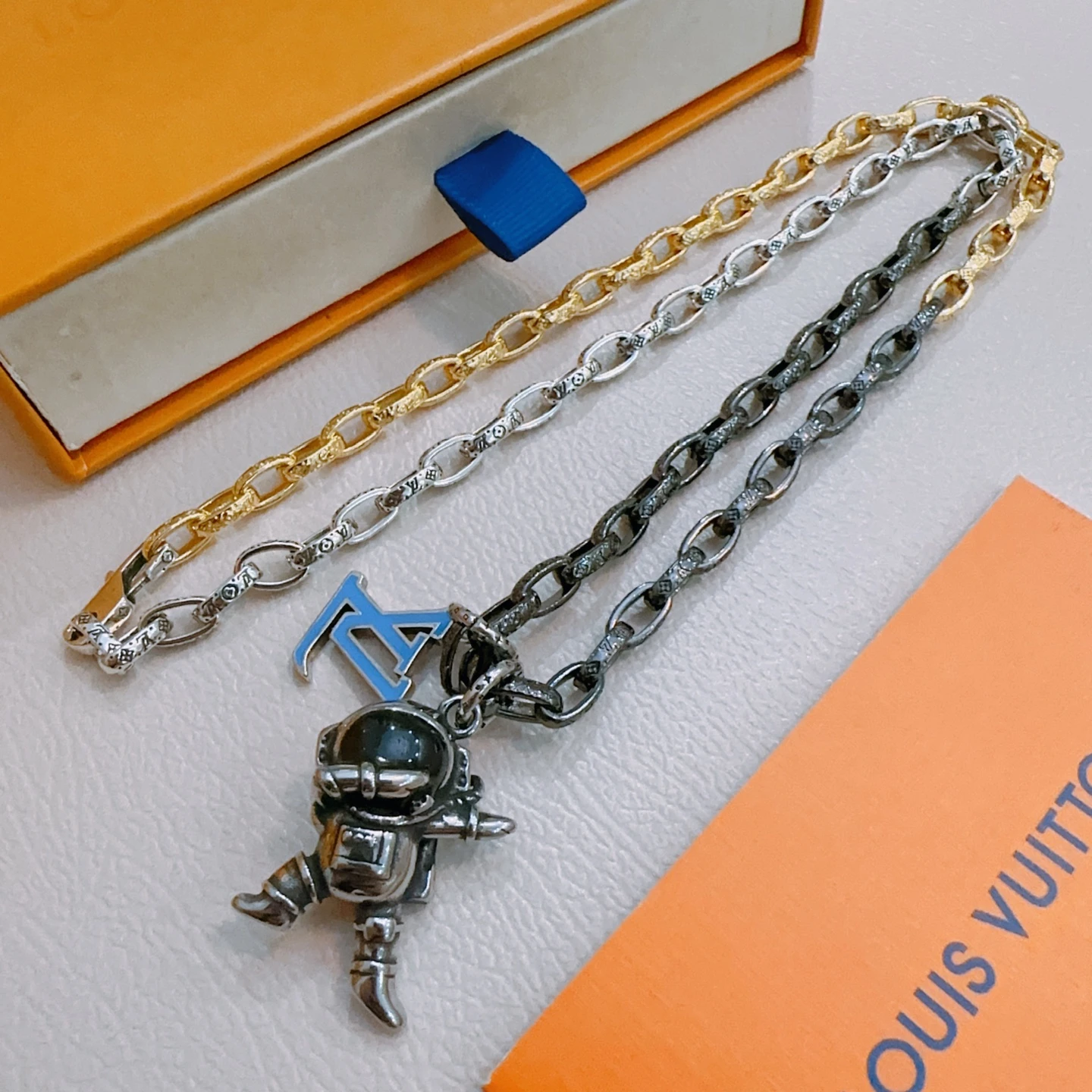 Louis Vuitton Necklaces — 515bb961