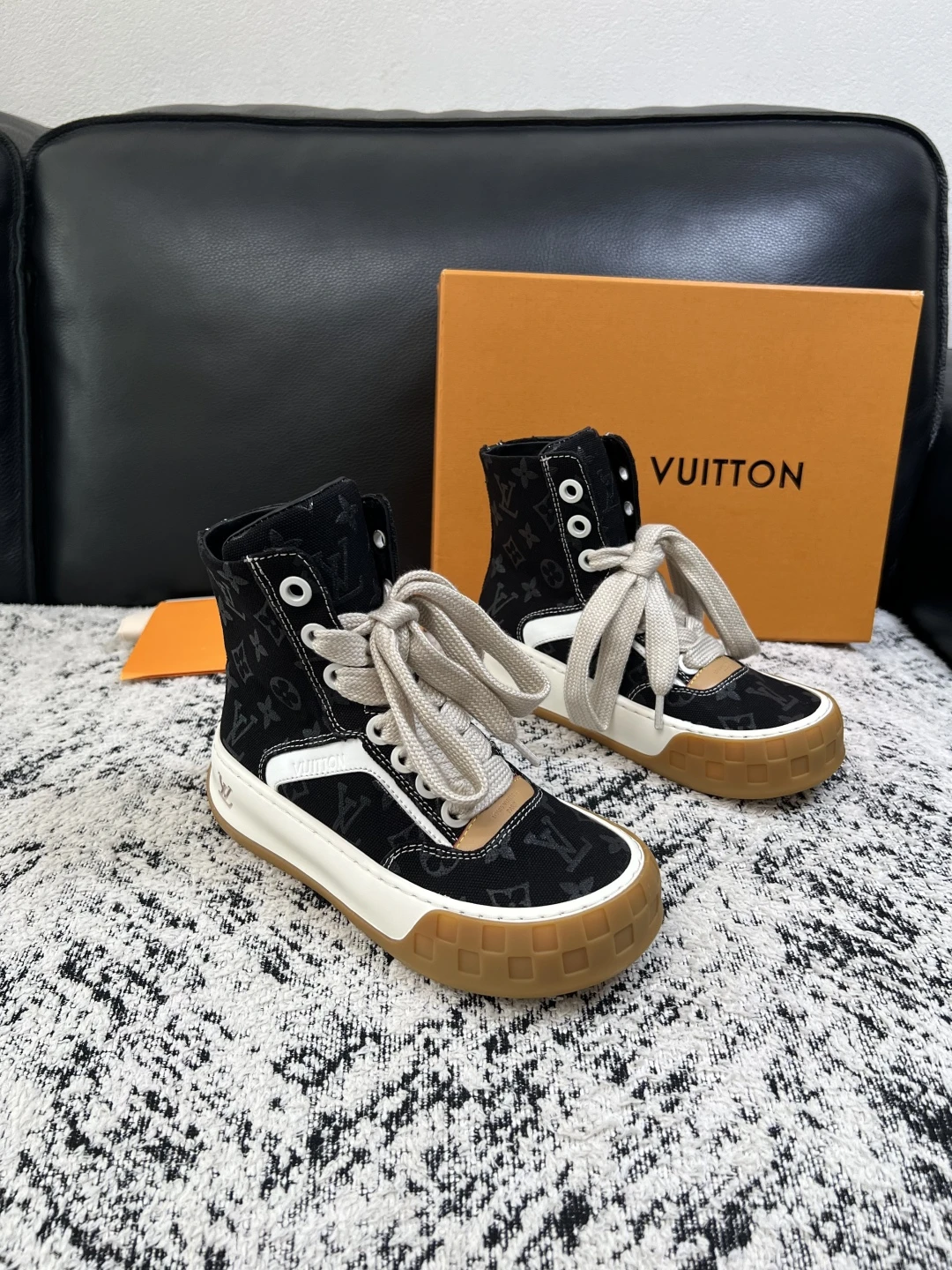 Louis Vuitton Sneakers — dcbd6e3e