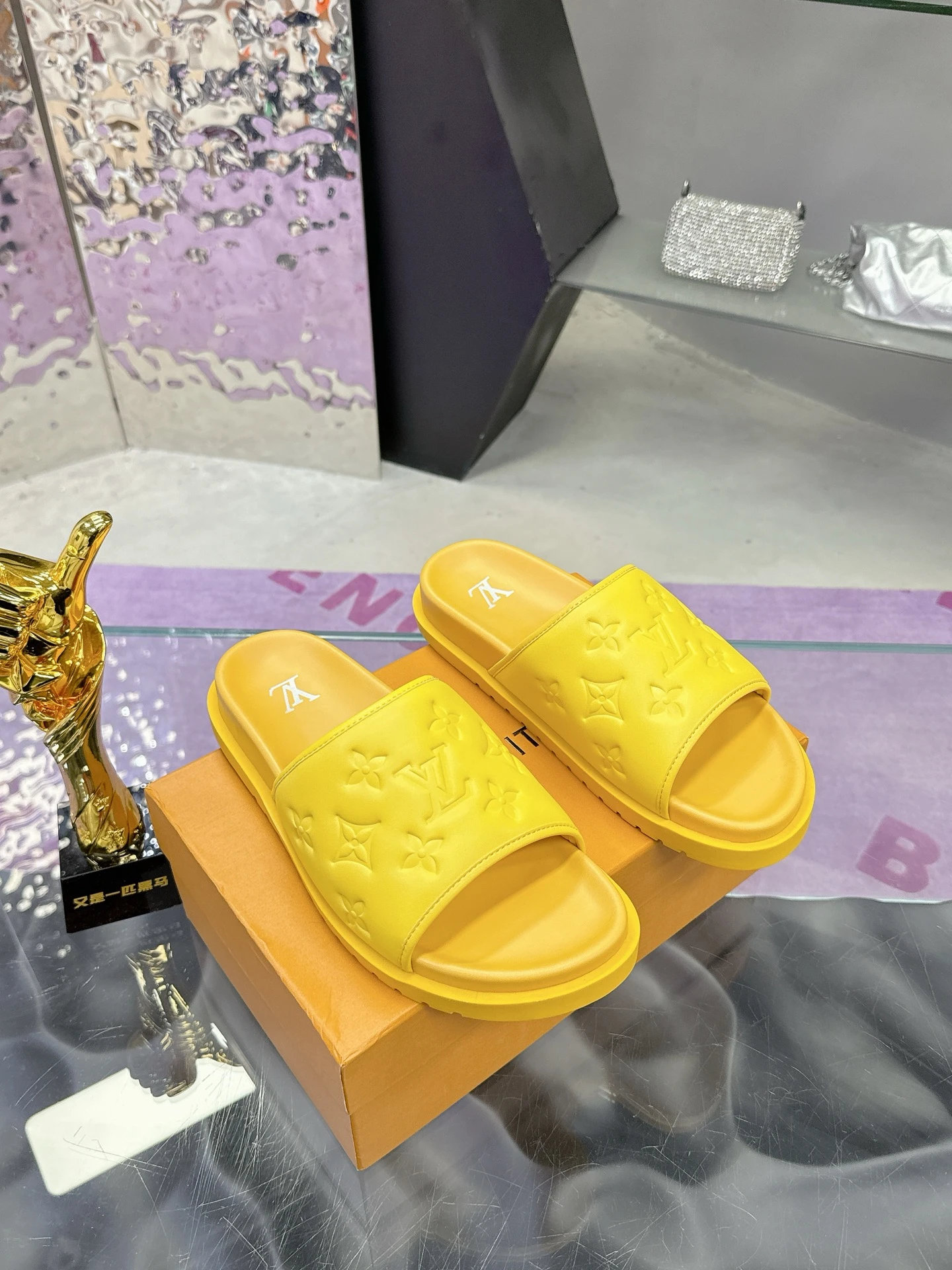 Louis Vuitton Slippers — 8eca5737