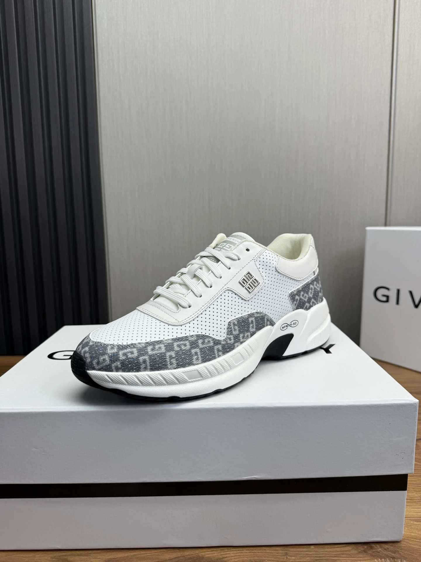 Givenchy Sneakers — 0f54d5db