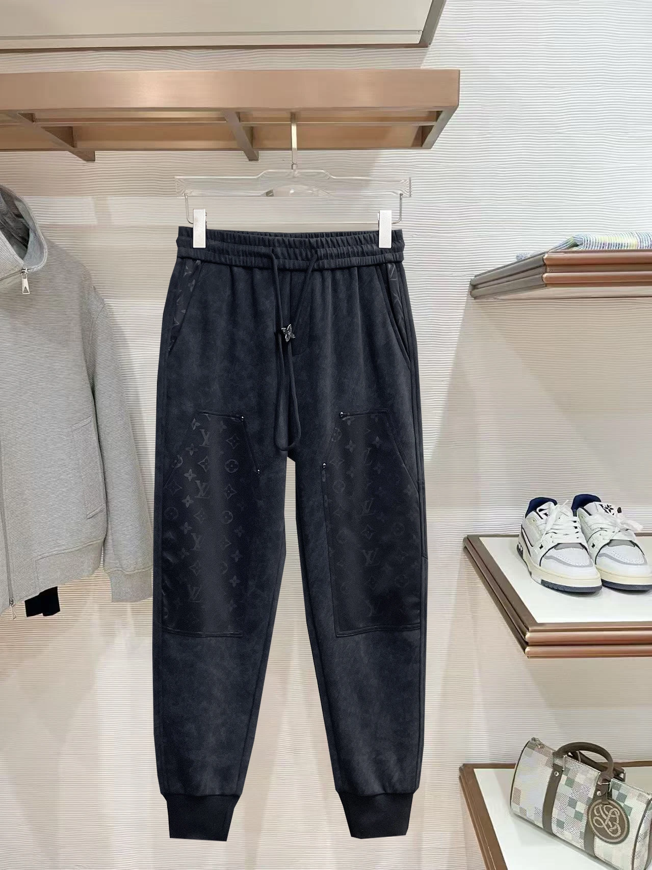 Louis Vuitton Trousers — af2e6bbc