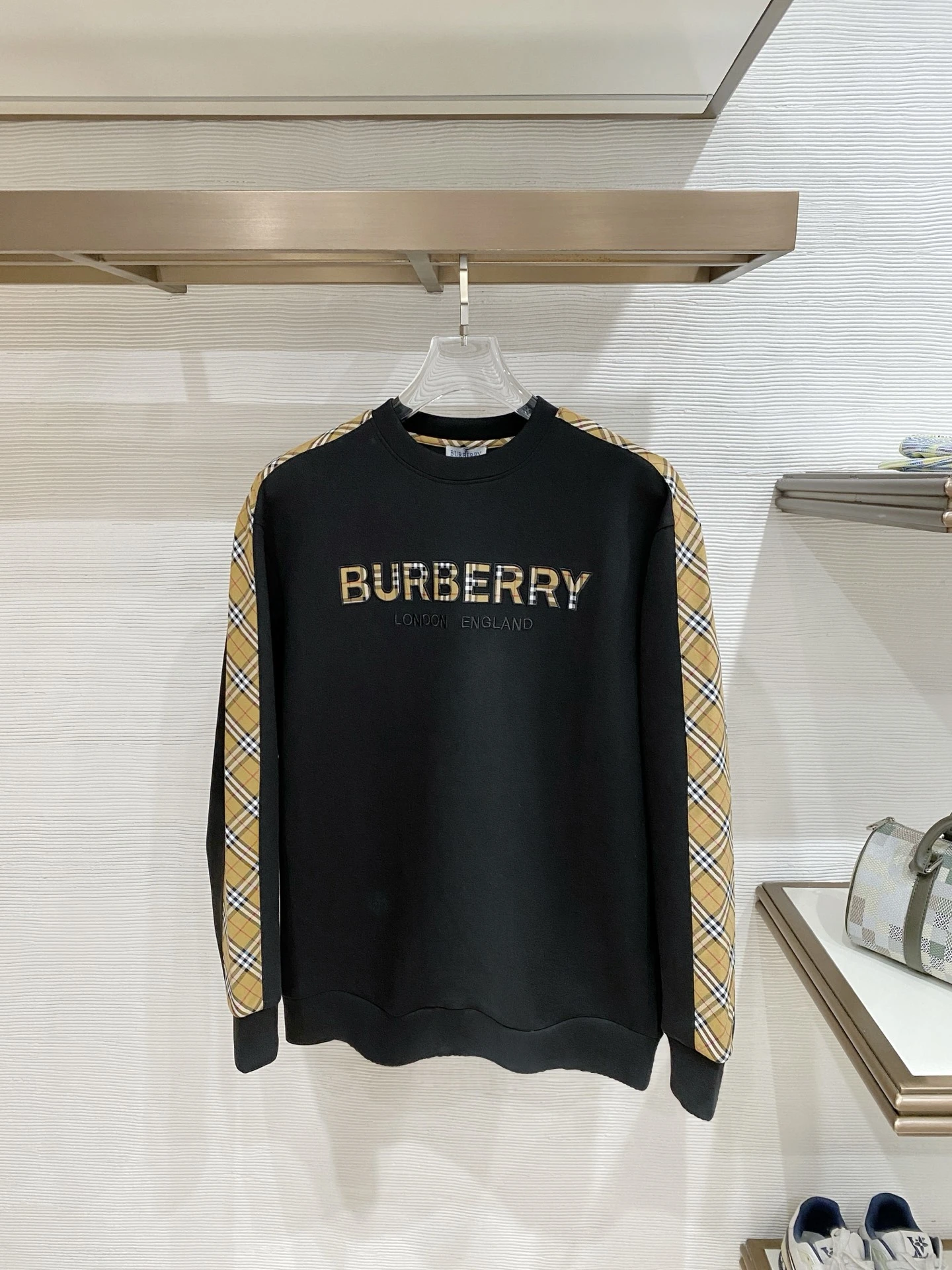 Burberry Sweatshirts — 697de139