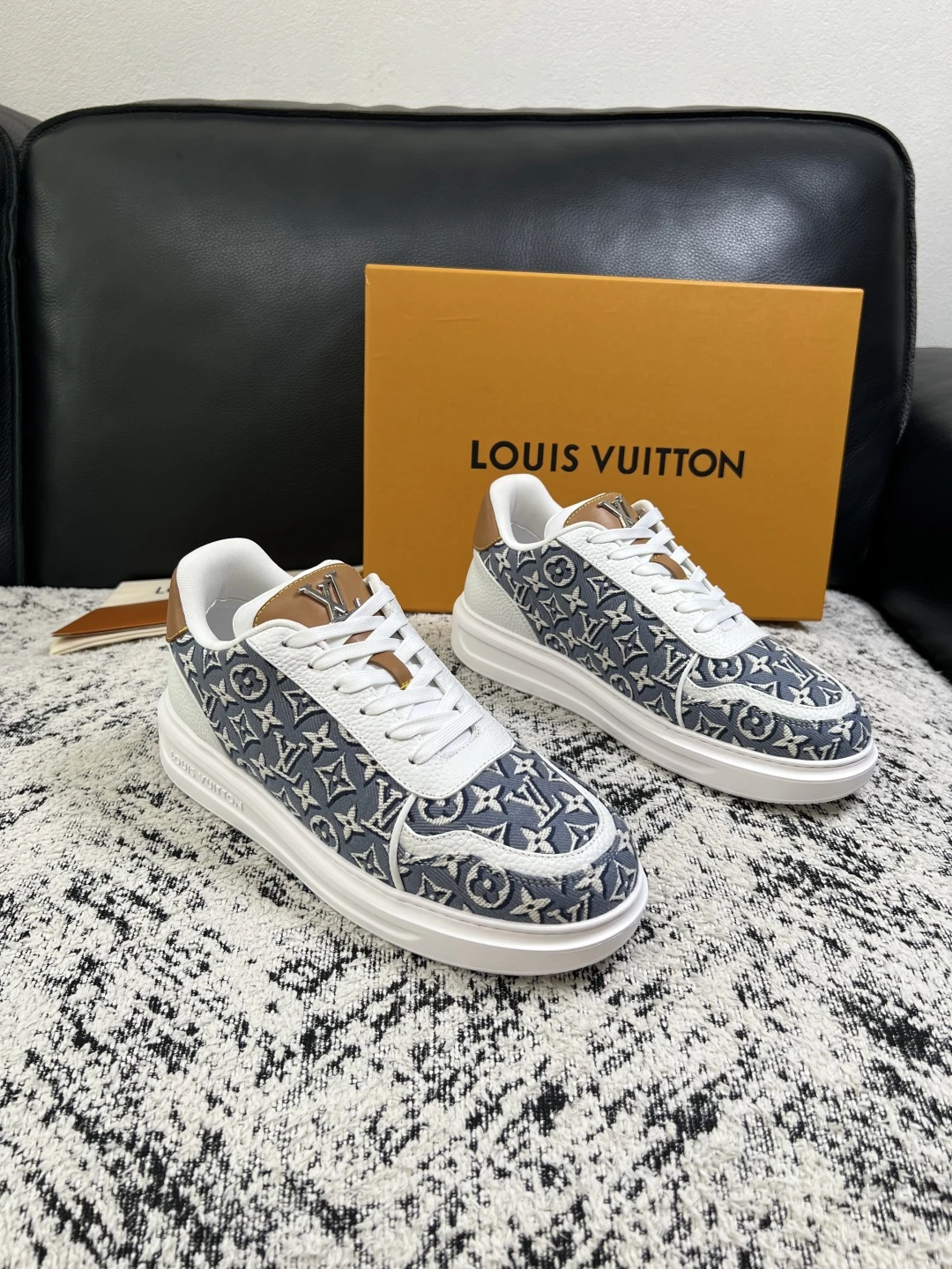 Louis Vuitton Sneakers — 0b25a8e6