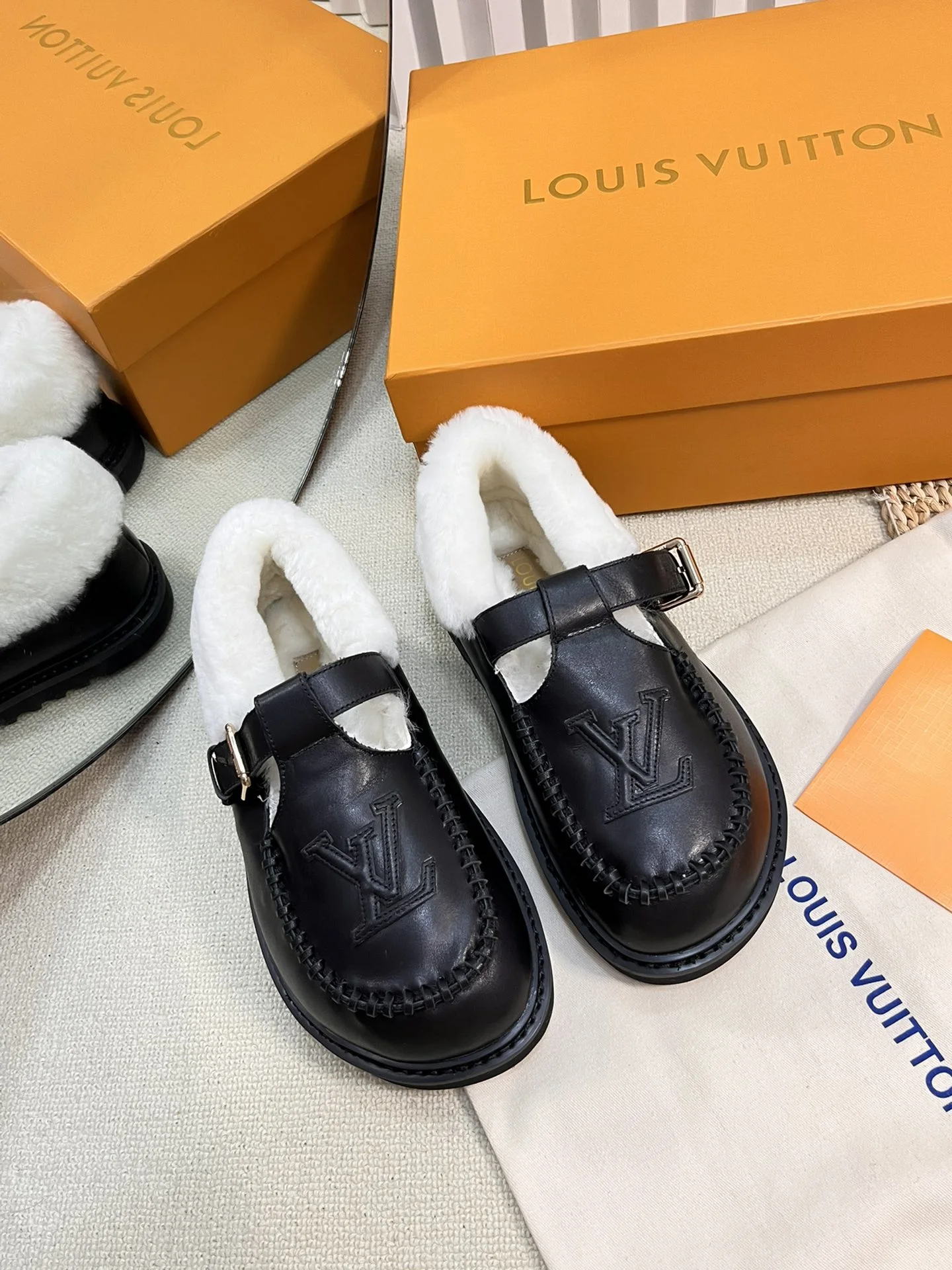 Louis Vuitton Slippers — 62e93ff3
