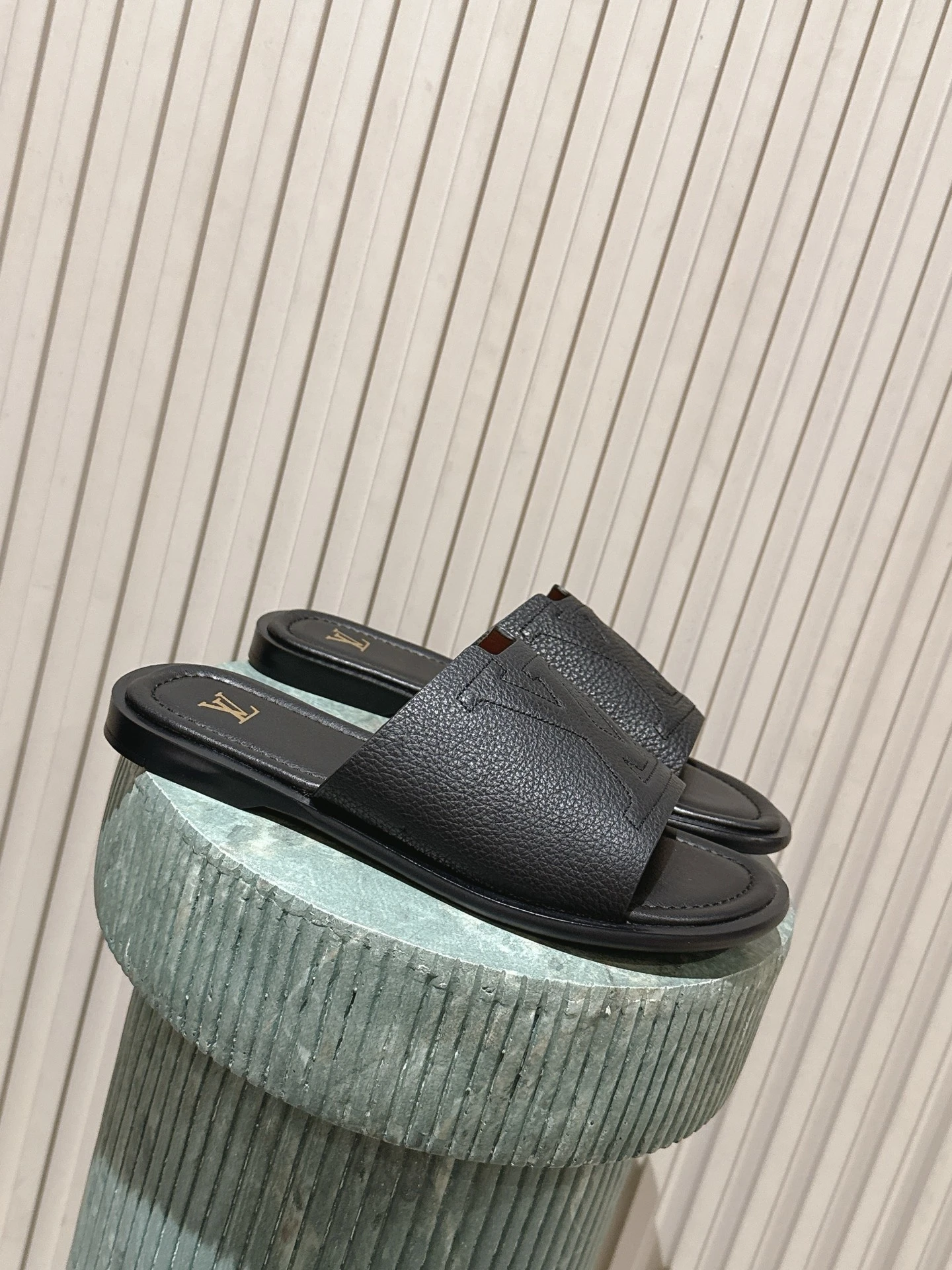 Louis Vuitton Slides — 6ea52e98
