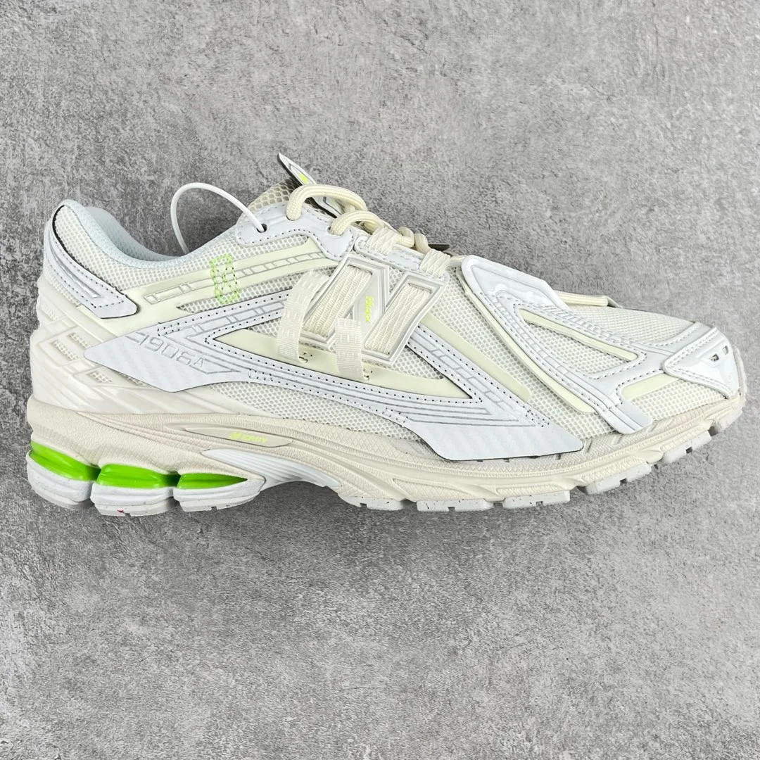 New Balance Sneakers — 4c8d2026