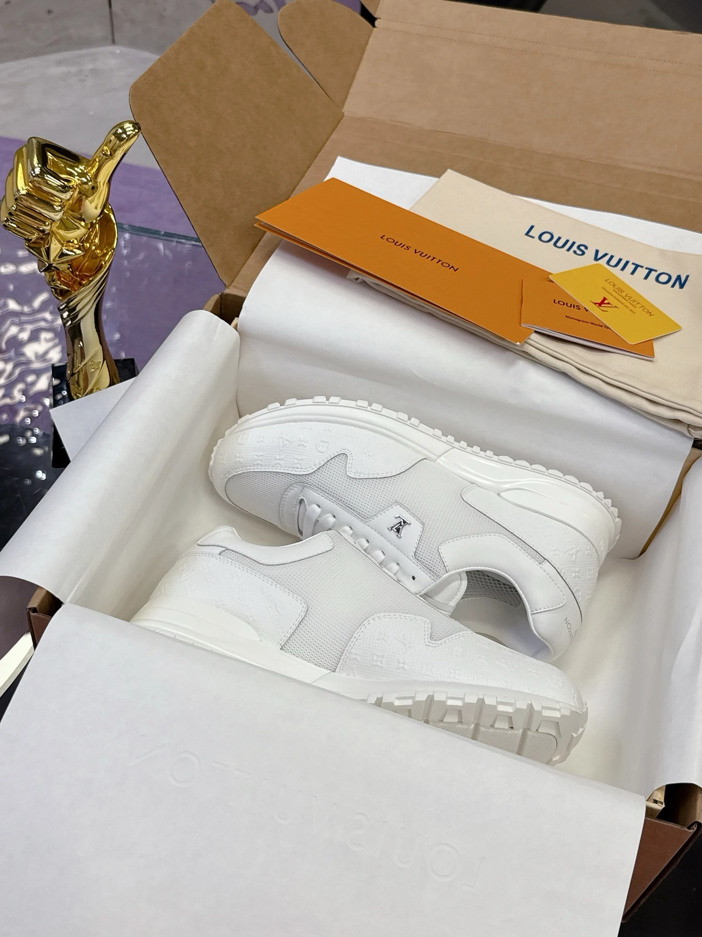 Louis Vuitton Sneakers — b2acc2eb