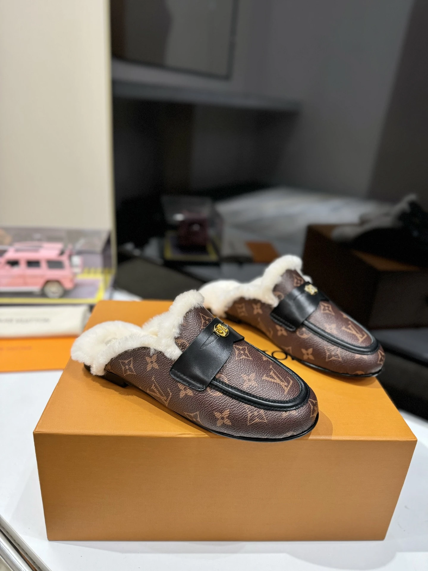 Louis Vuitton Slippers — 58204e41