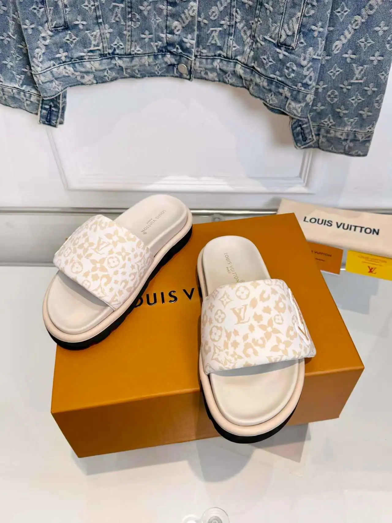 Louis Vuitton Slippers — 9e0c04b9