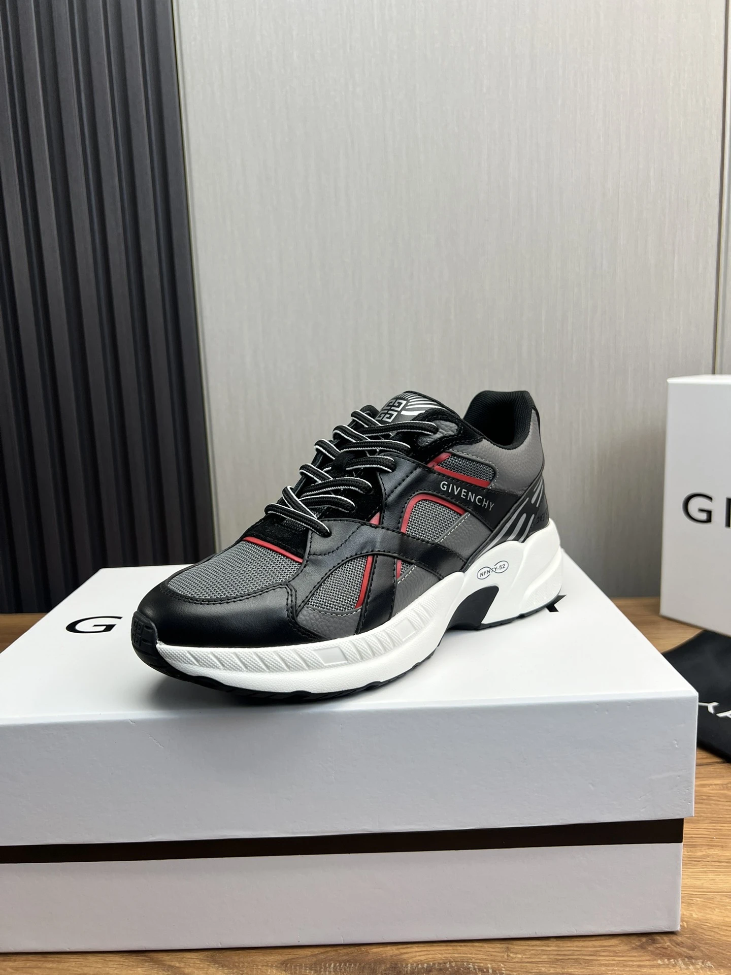 Givenchy Sneakers — d43ebdd7