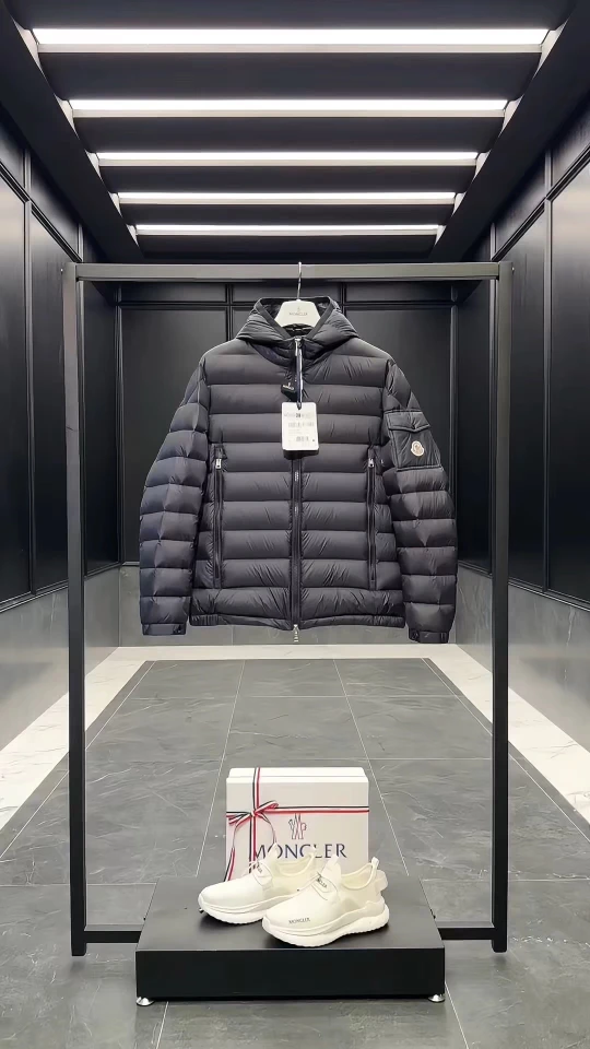 Moncler Down Jacket — 79681b80