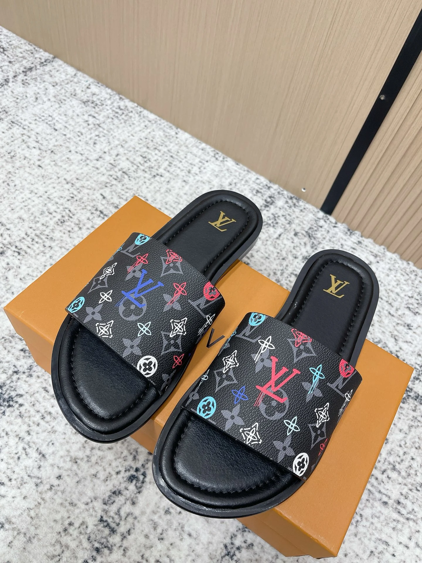 Louis Vuitton Slippers — f4886114