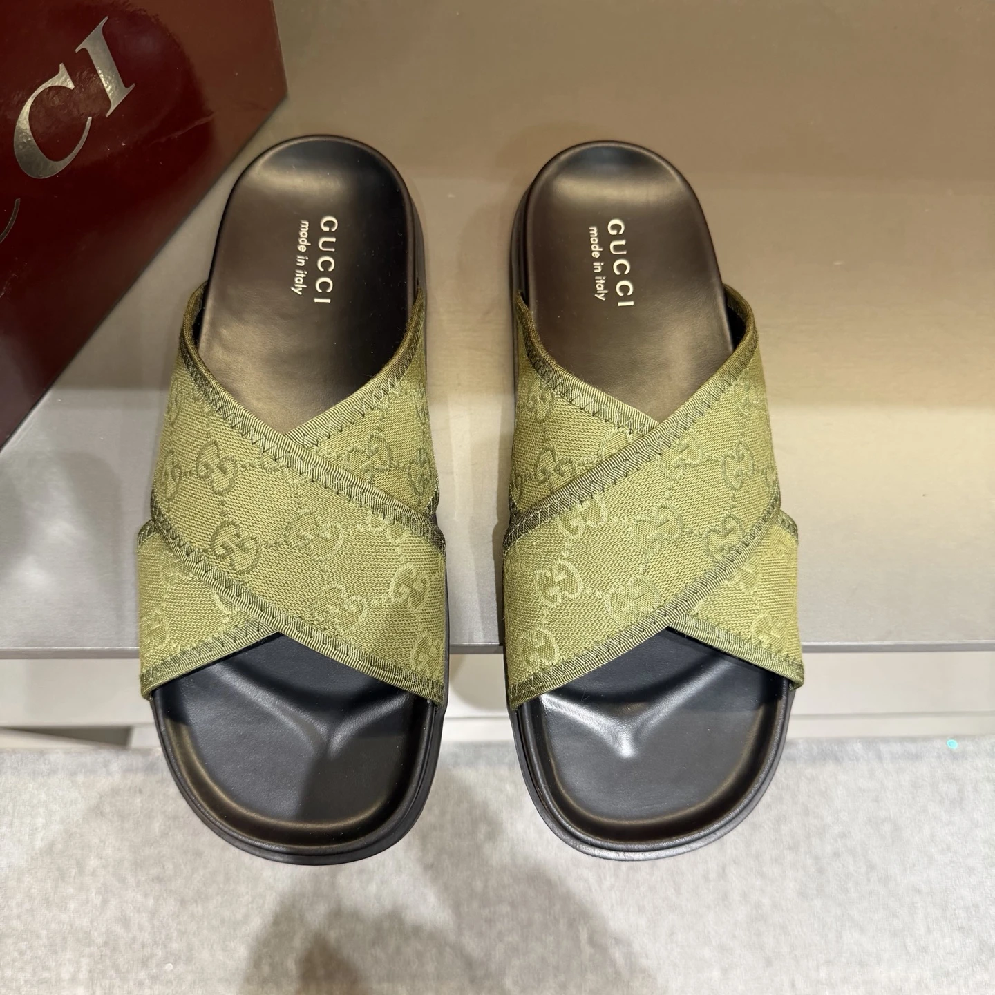 Slippers — 39aeb39e