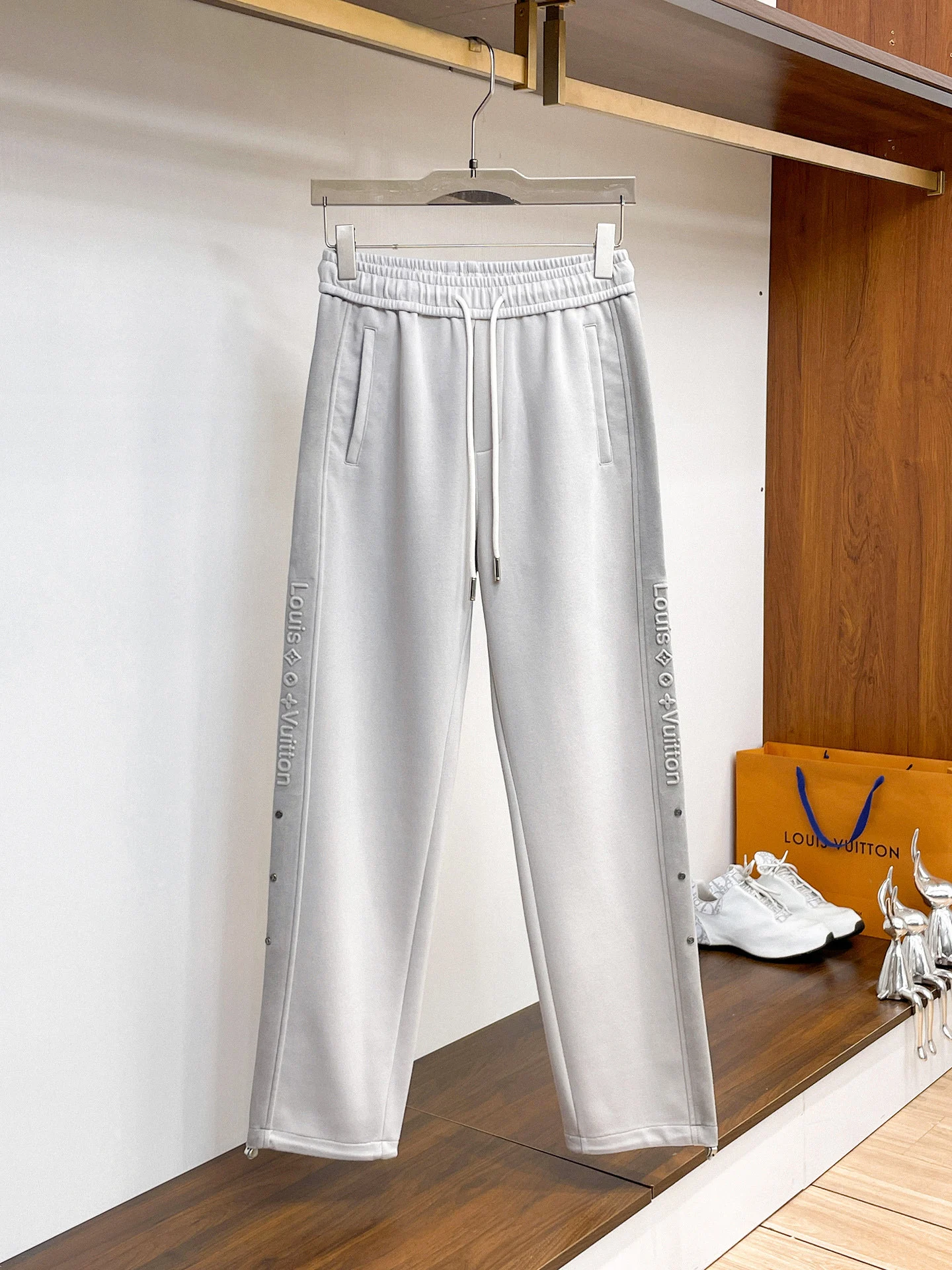 Louis Vuitton Trousers — eddcc24e