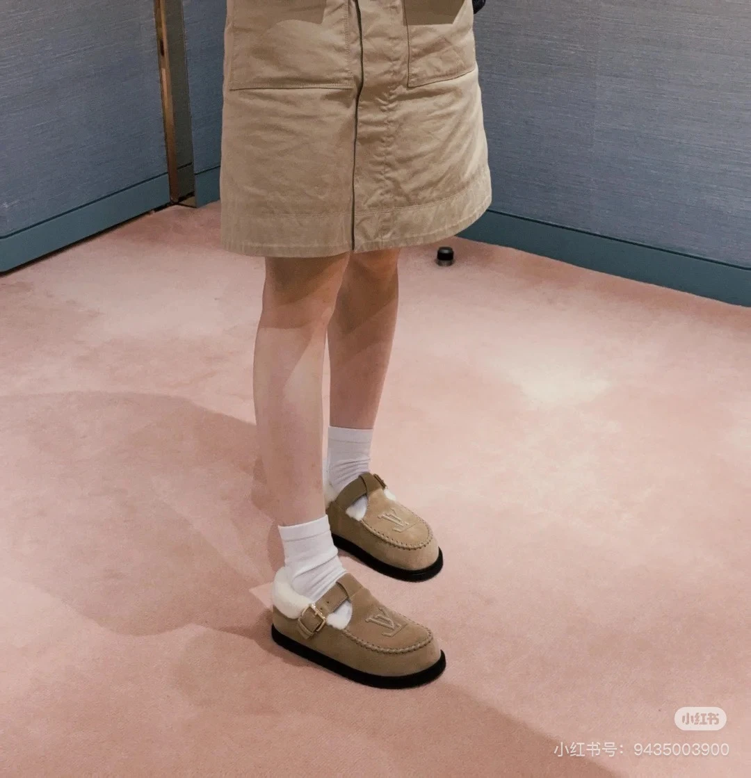 Louis Vuitton Slippers — 82bb32cd