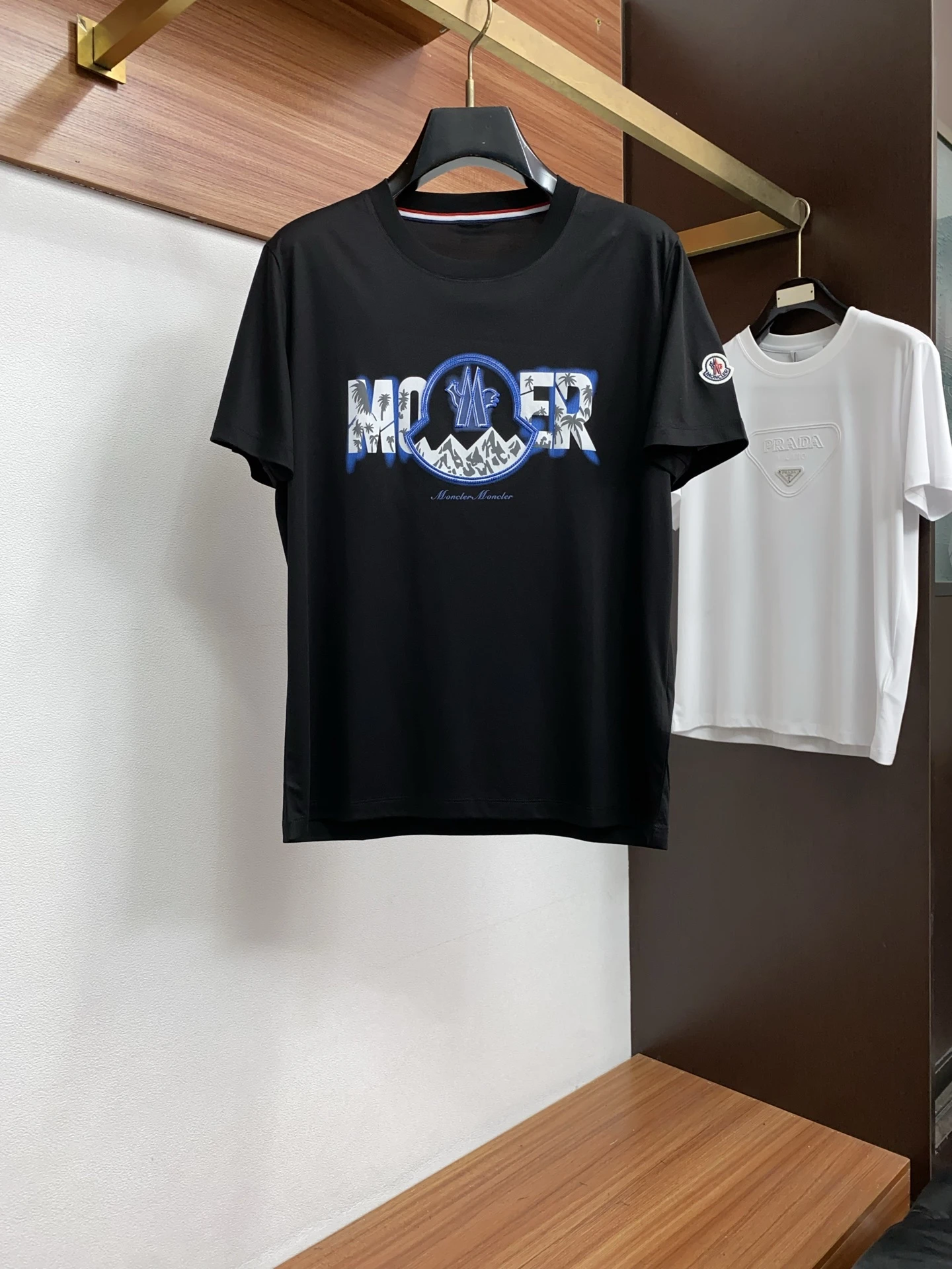 Moncler T-Shirt — bbd4af8f