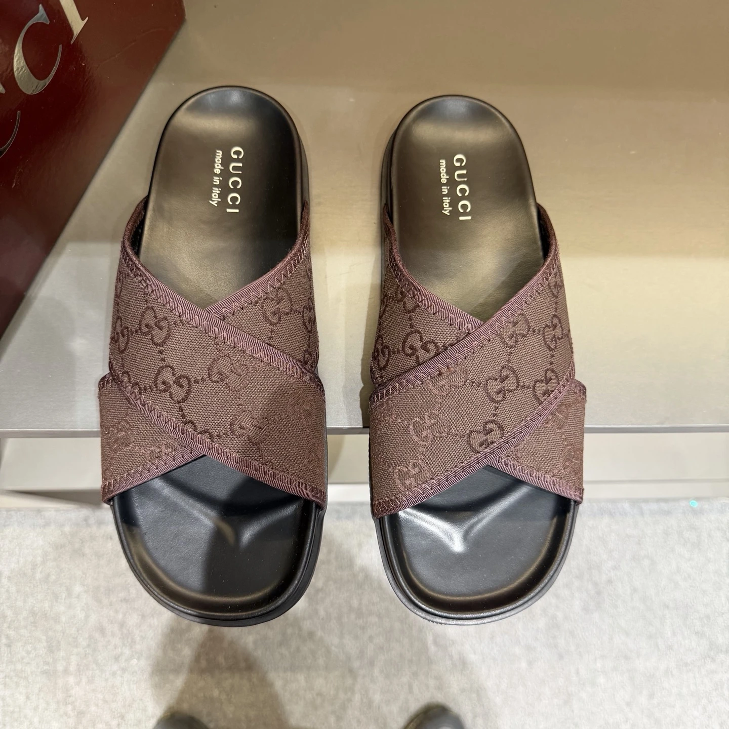 Slippers — 470ac8dd