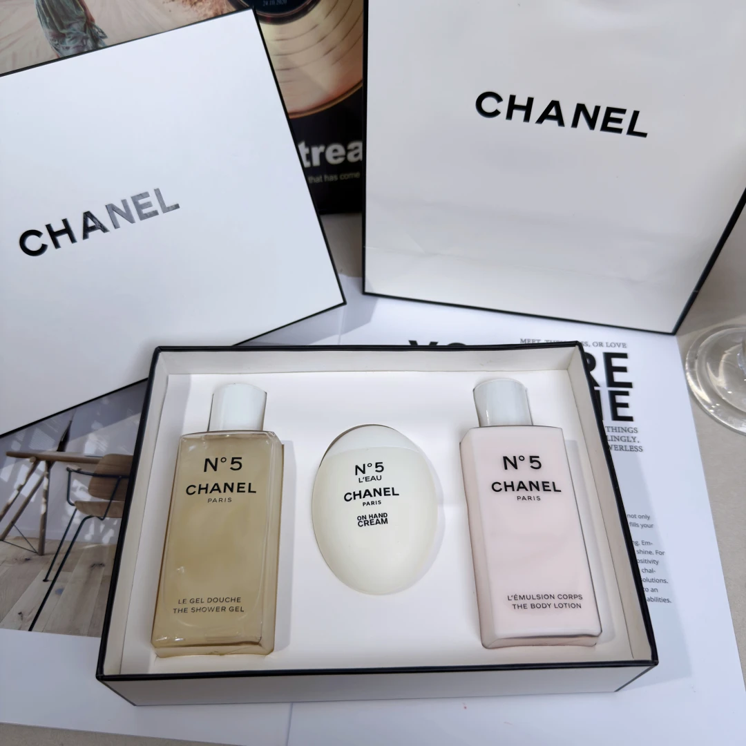 Chanel Fragrance — 62b6fe68