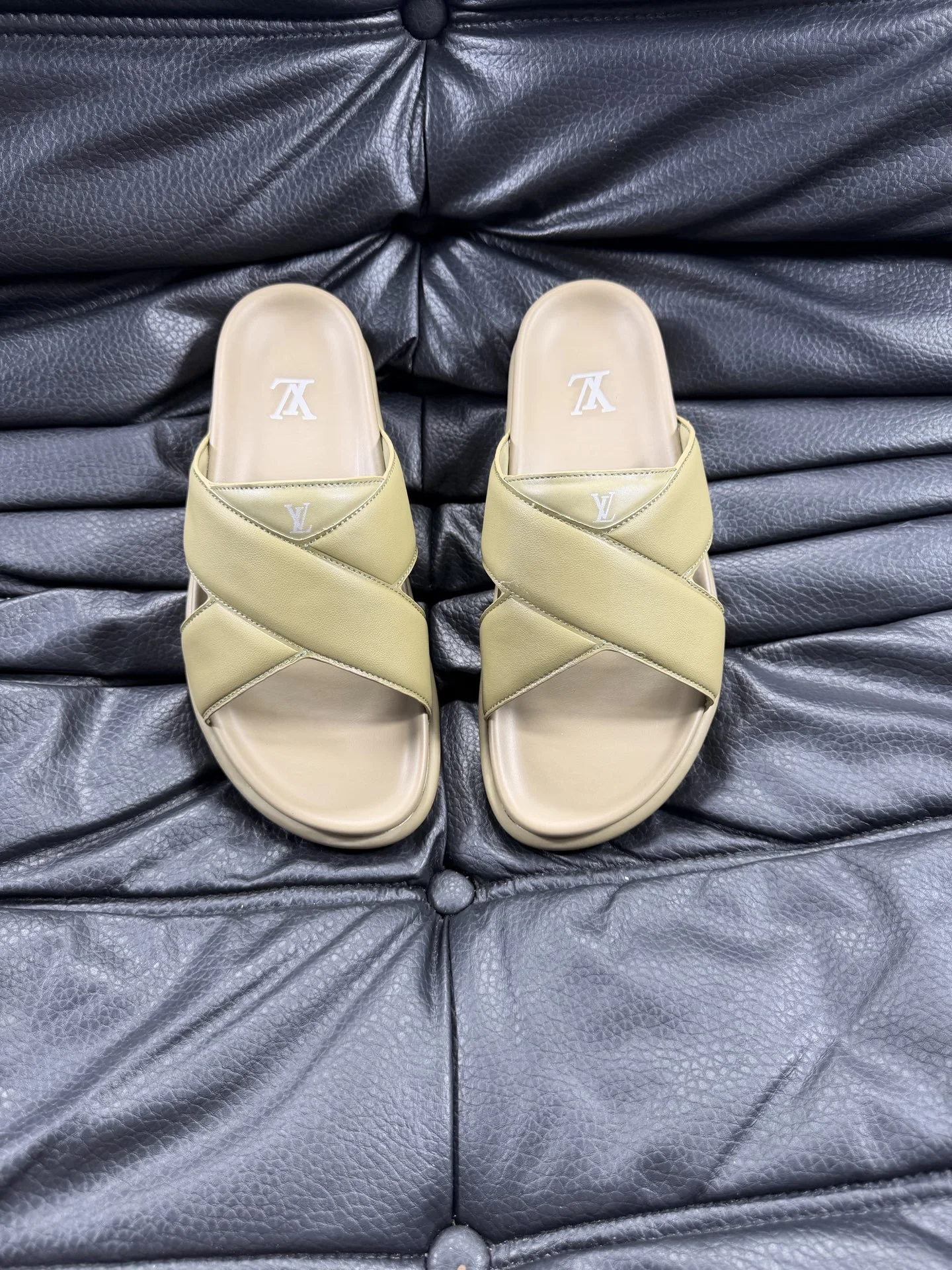 Louis Vuitton Slippers — 48b32f86