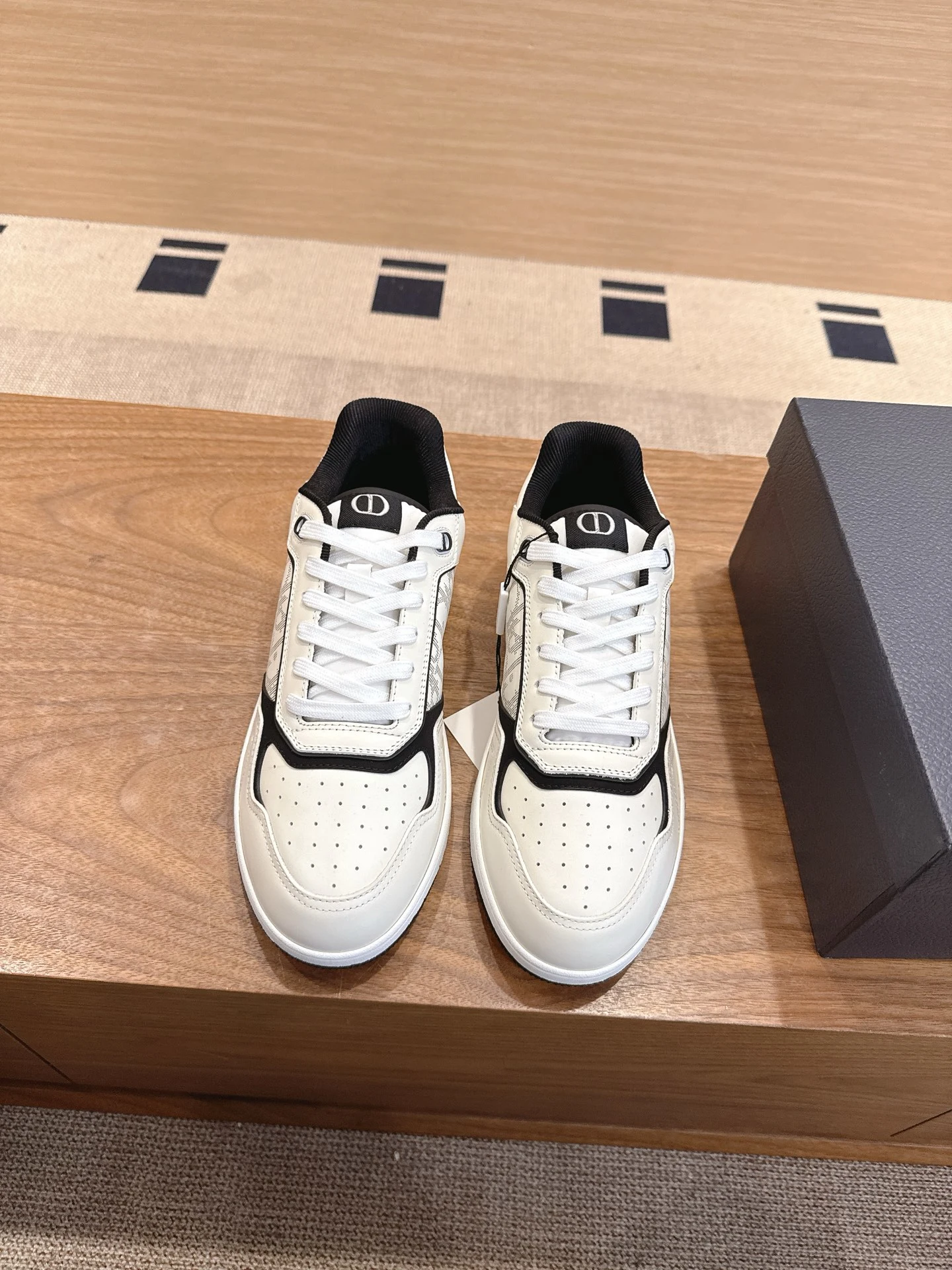 Dior Sneakers — 382319b1