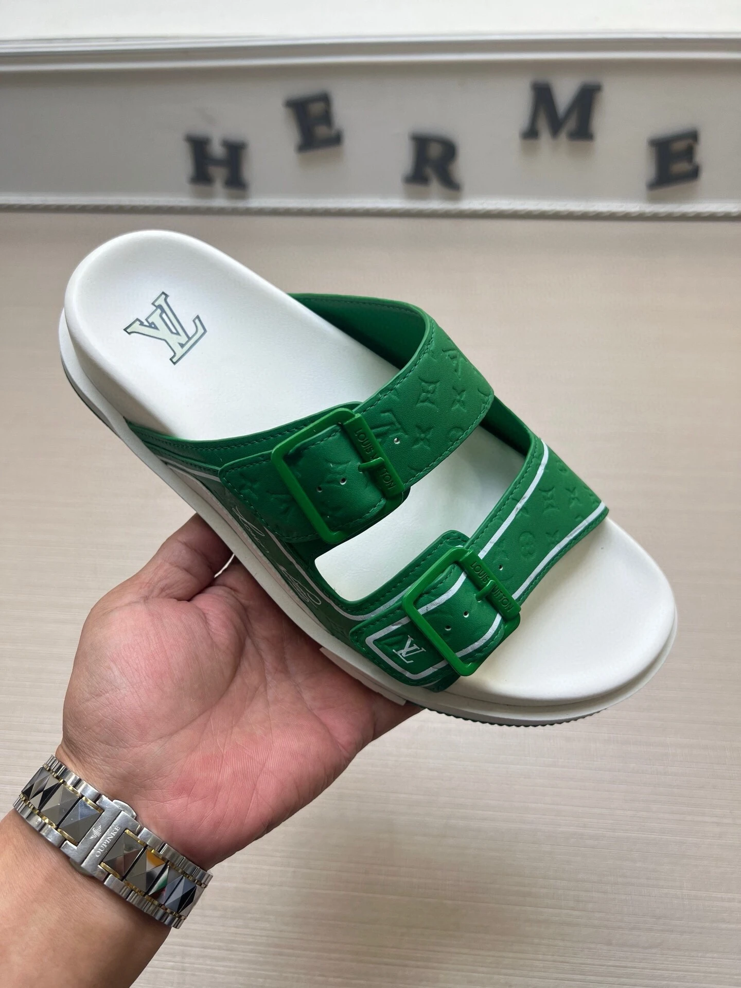 Louis Vuitton Slippers — 8c000af2