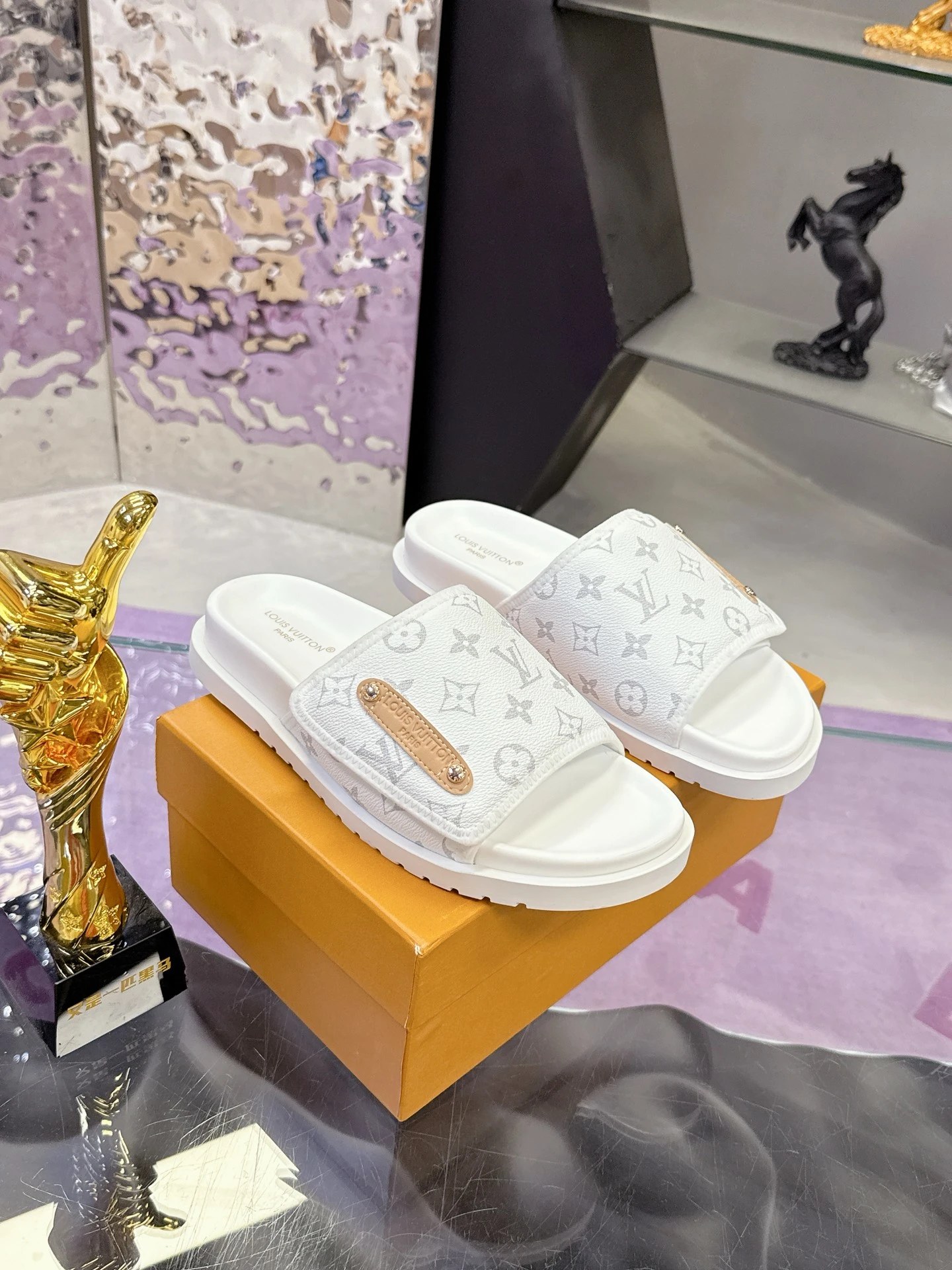 Louis Vuitton Slippers — 2dc9b70f