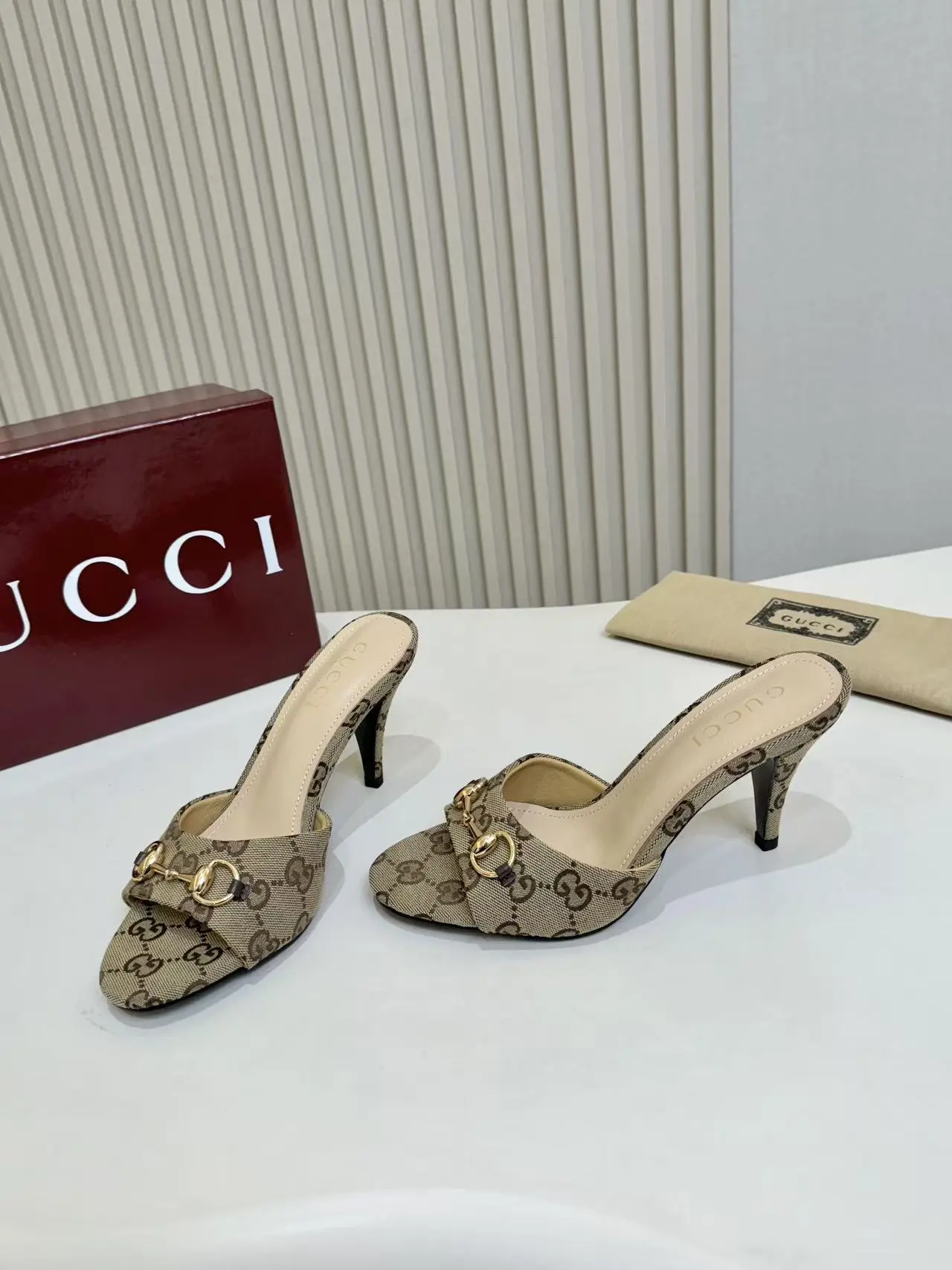 Gucci Shoes — a4211857