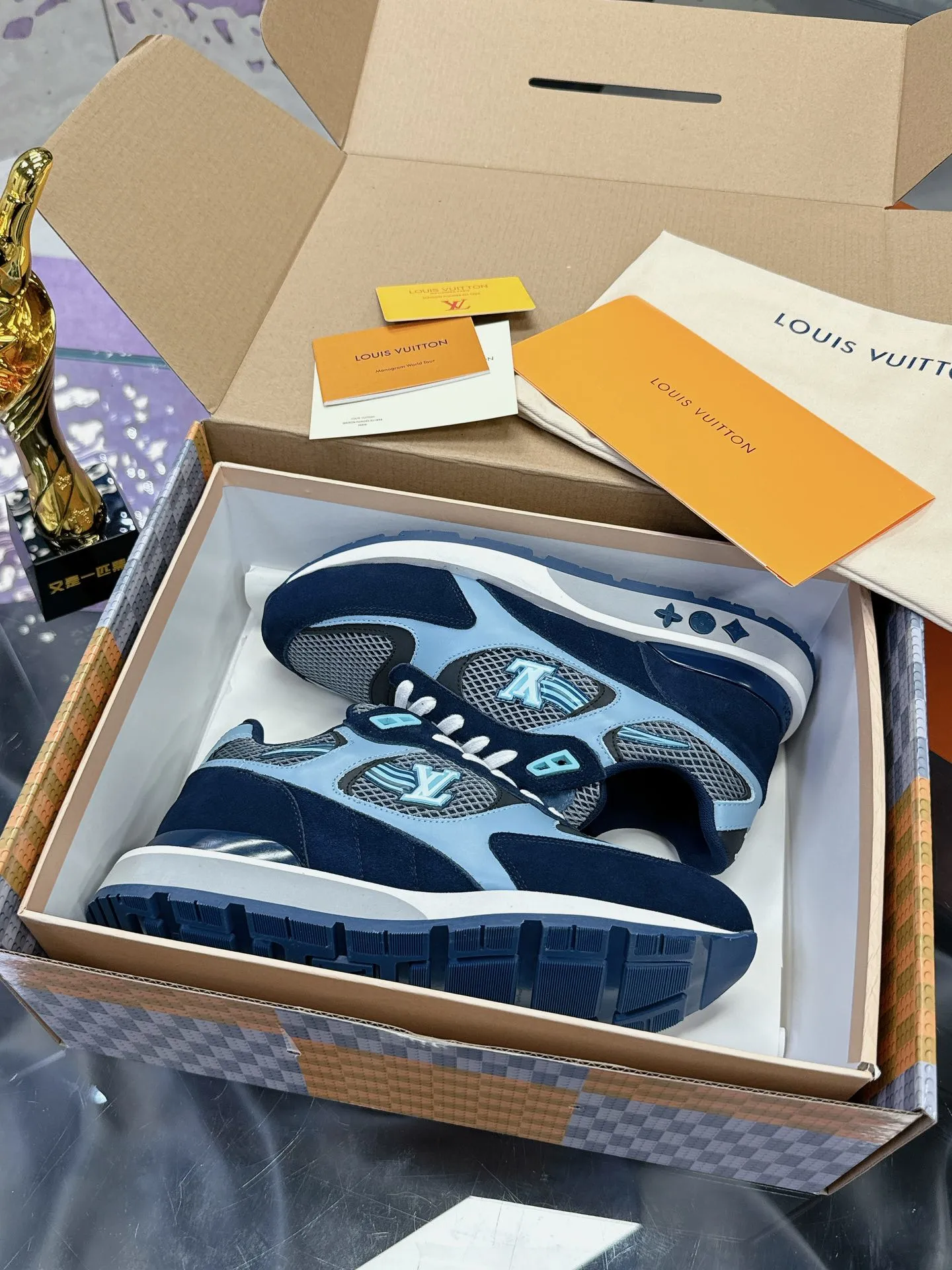 Louis Vuitton Sneakers — b0e02fad