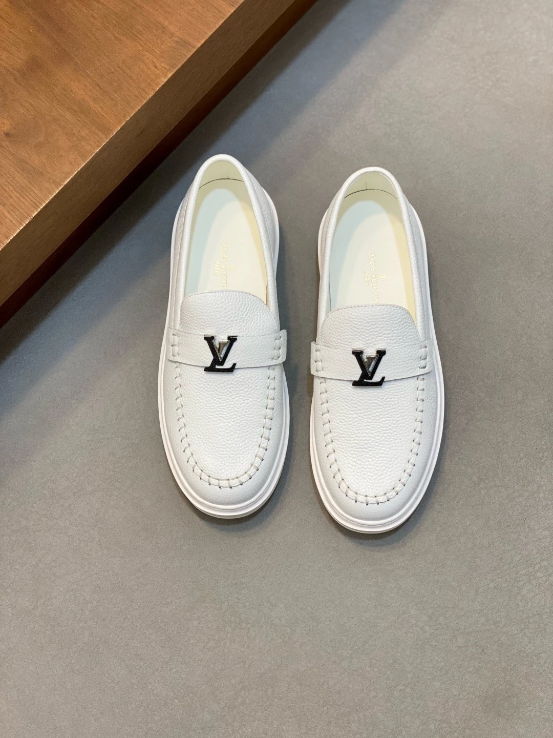 Louis Vuitton Sneakers — ef4c5ff9
