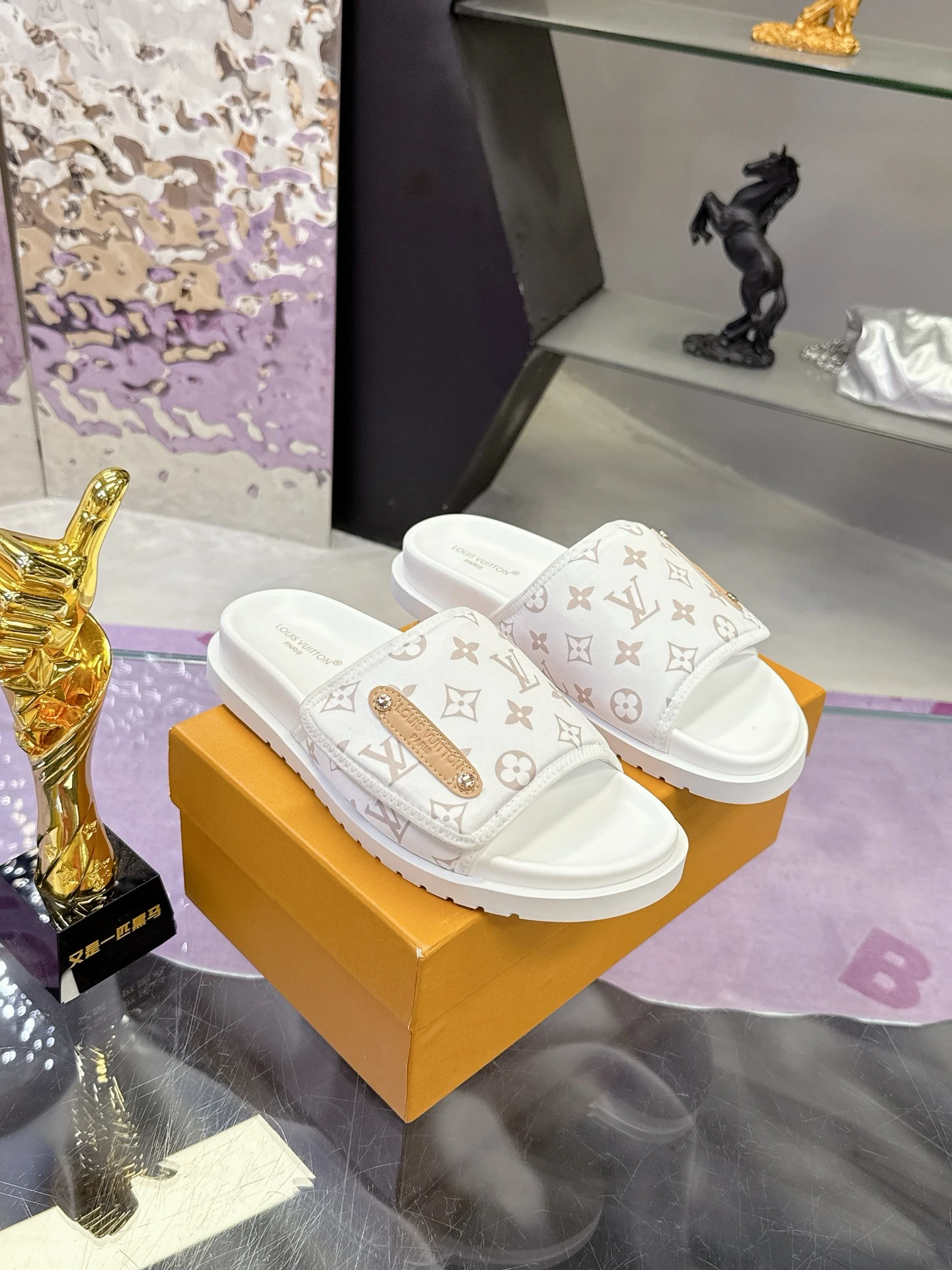 Louis Vuitton Slippers — 5426c4ec