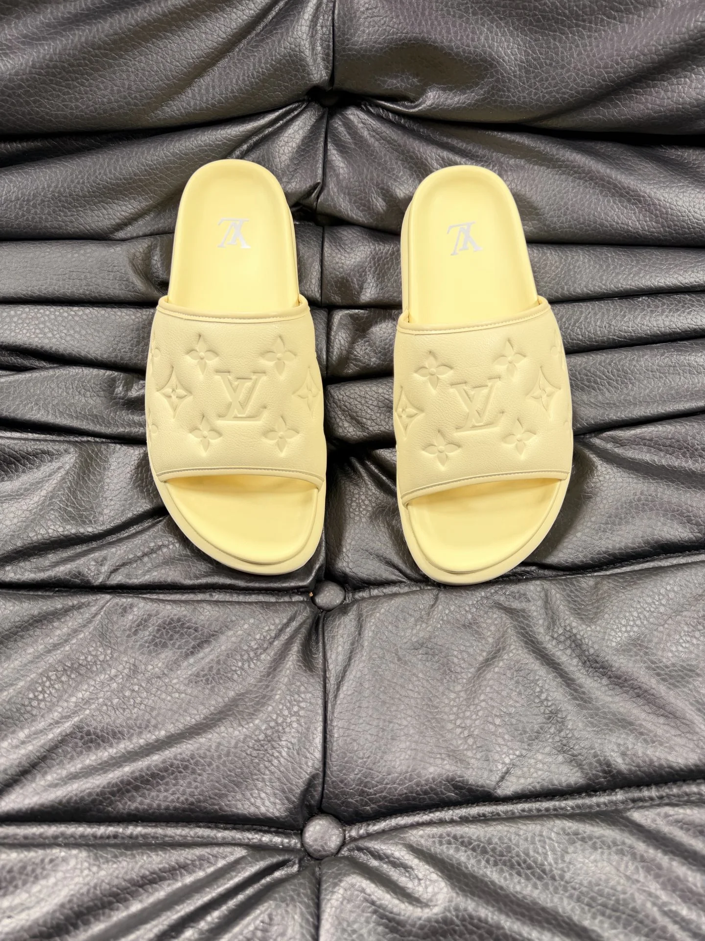 Louis Vuitton Slippers — c538a3e9