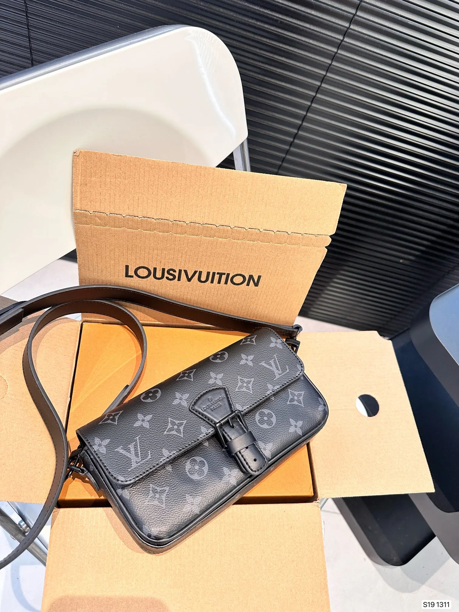 Louis Vuitton Bag — e4b07843