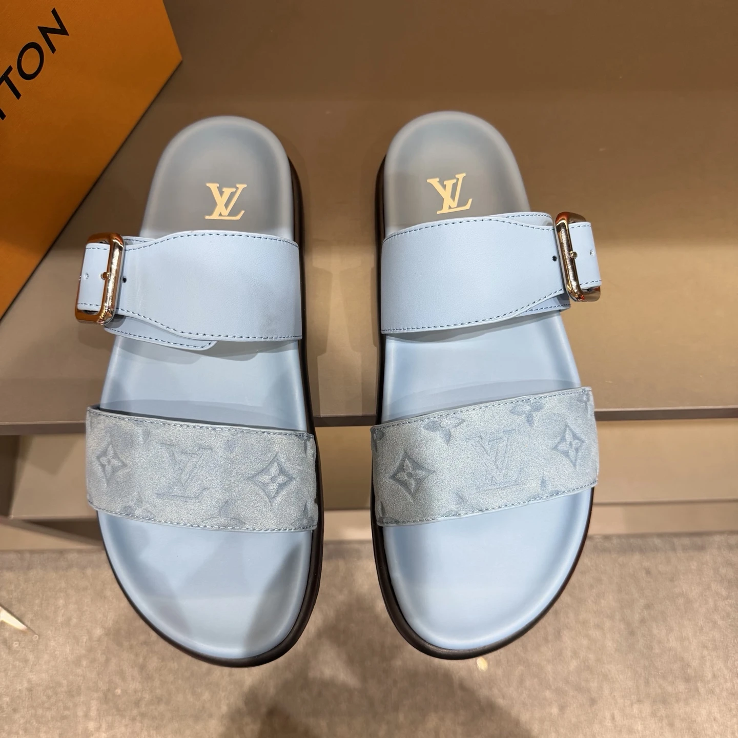 Louis Vuitton Slippers — ffb7817d