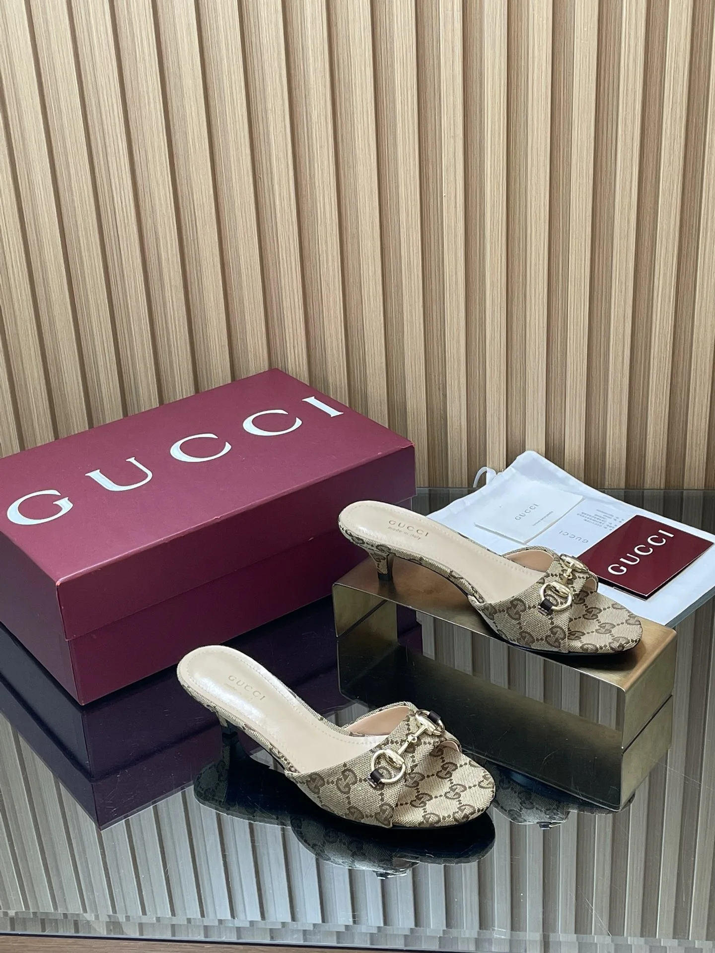 Gucci Slippers — 04a2964f