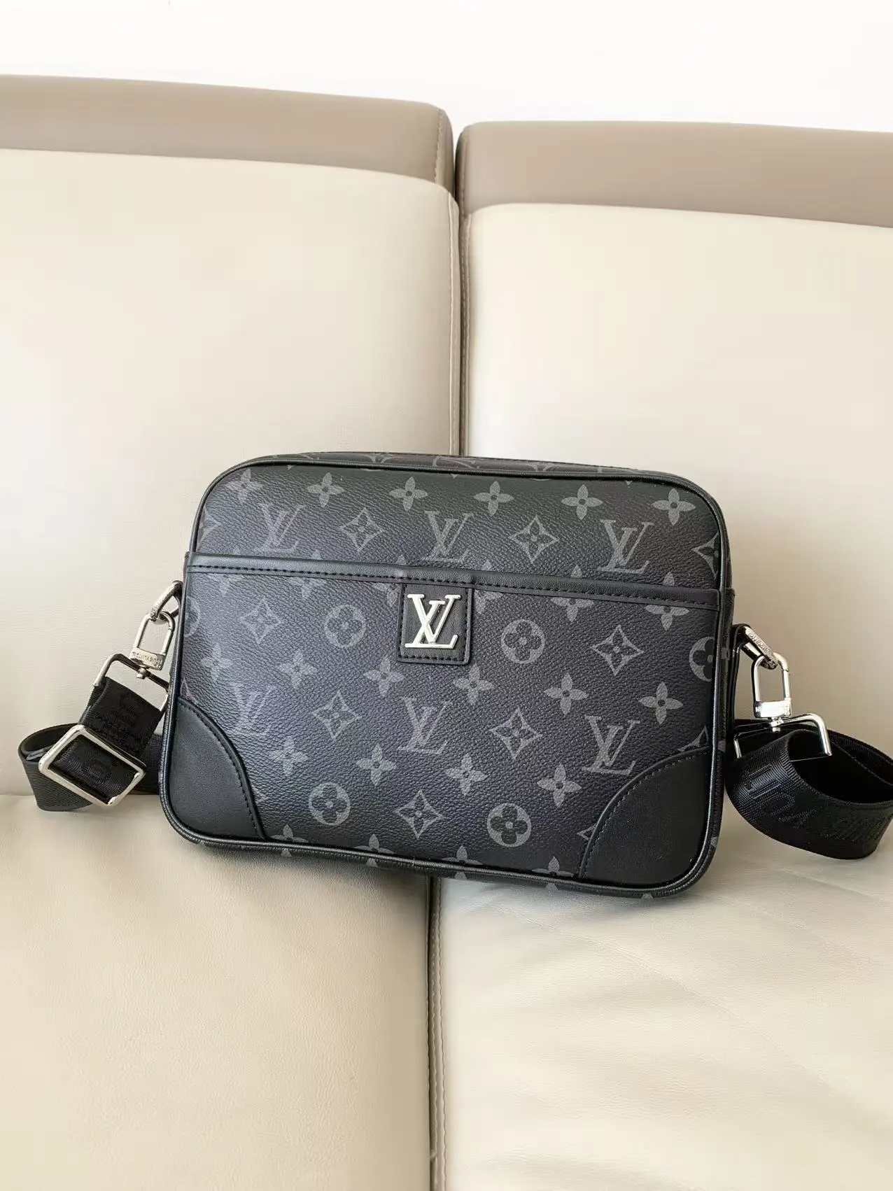 Louis Vuitton Bag — de5dfc23