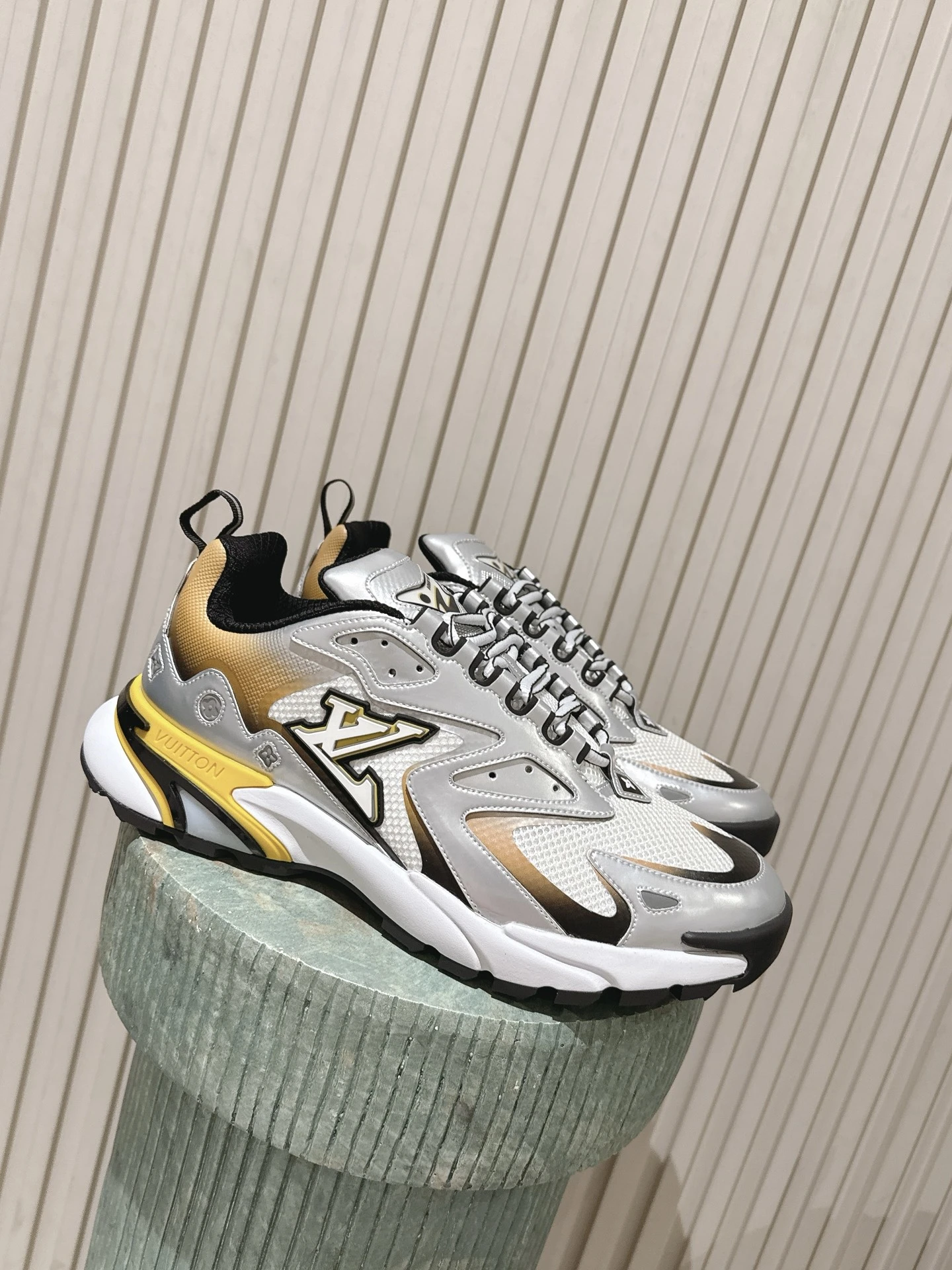 Louis Vuitton Sneakers — f38017f8