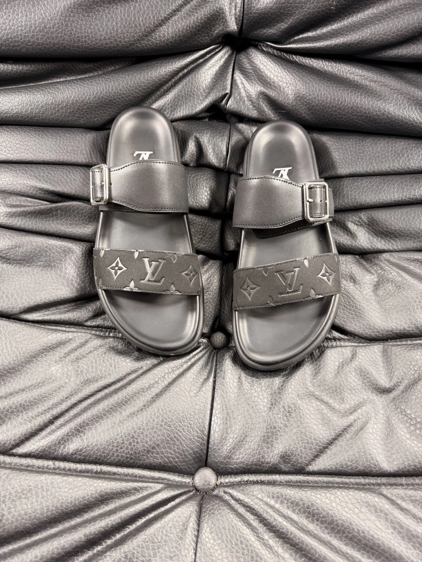 Louis Vuitton Slippers — 22cce9ea