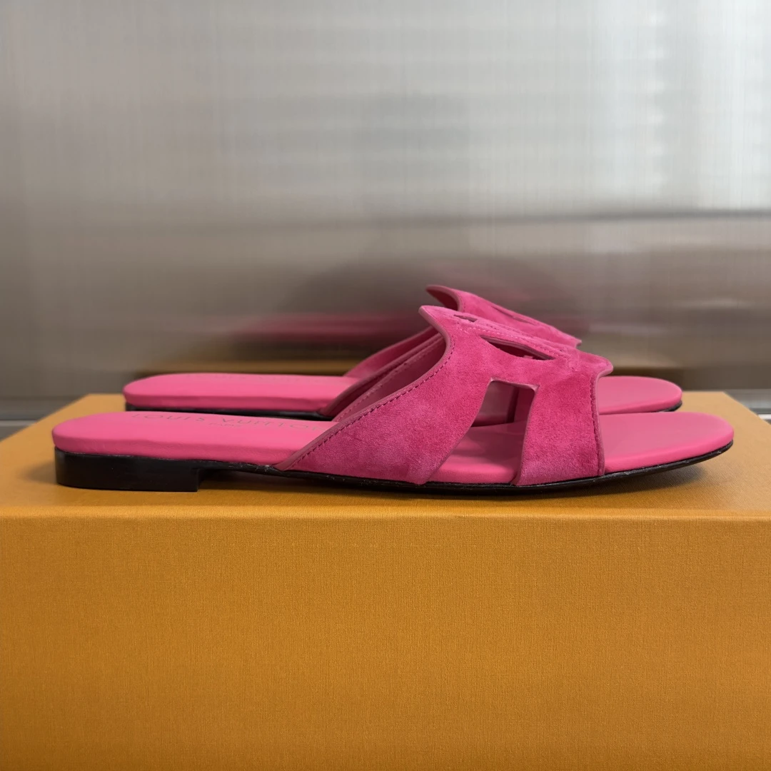 Louis Vuitton Slippers — 5c428040