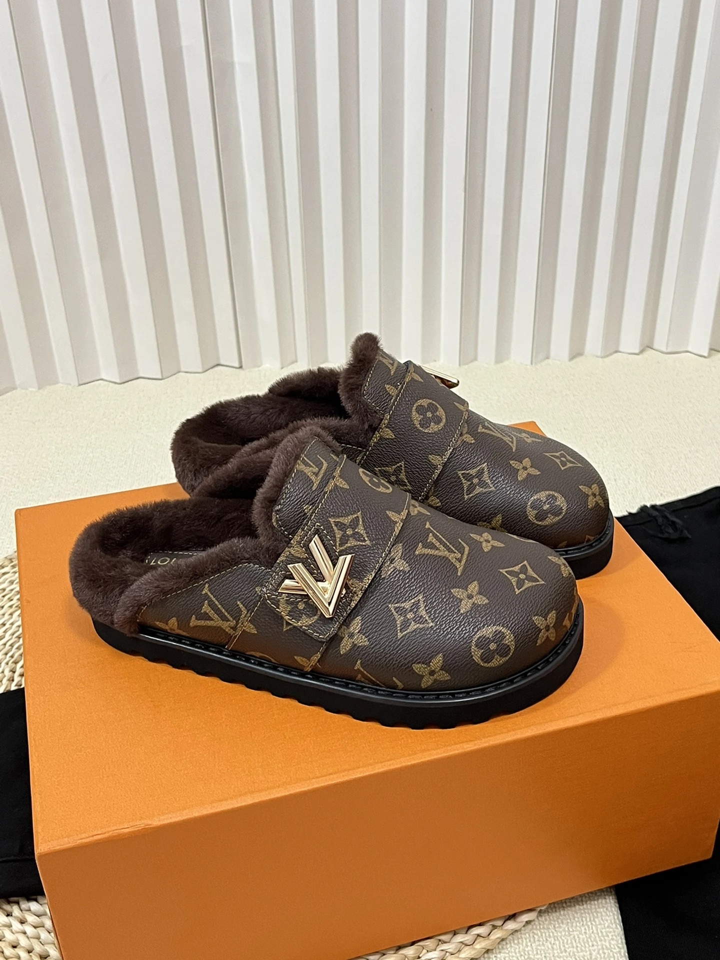 Louis Vuitton Slippers — ae41d783