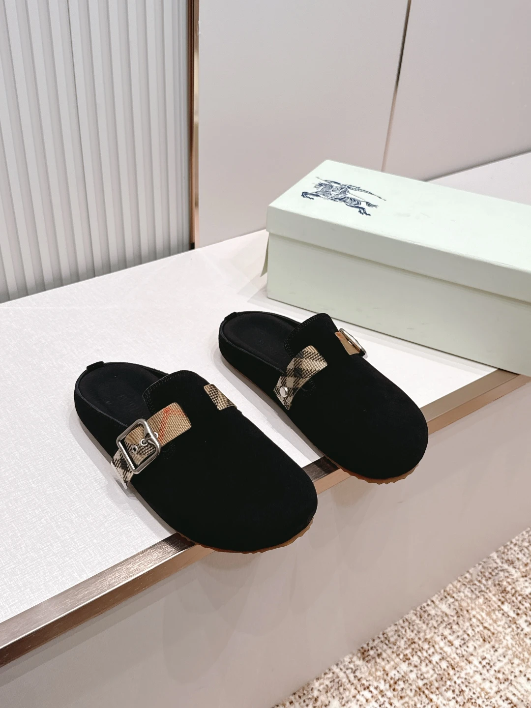 Burberry Slippers — aca1fcd5