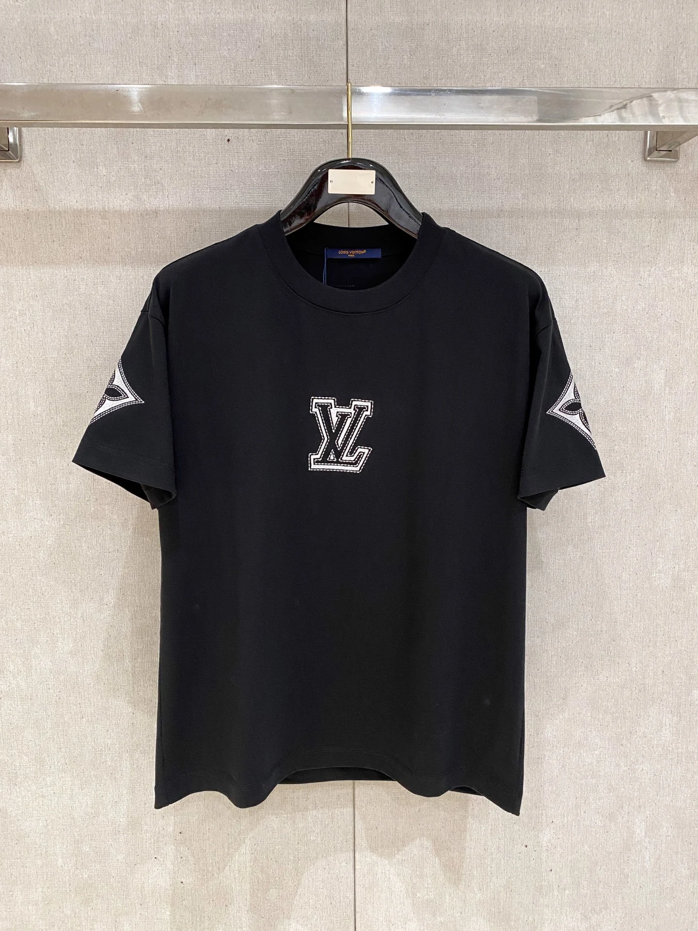 Louis Vuitton T-Shirt — 82900c55