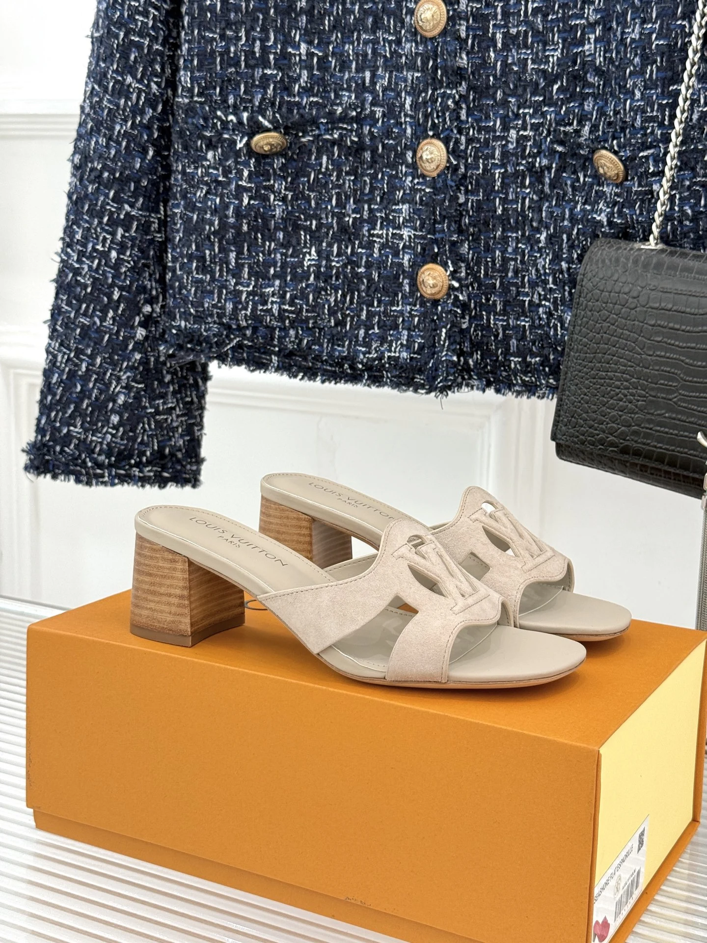 Louis Vuitton Slippers — 2418c073