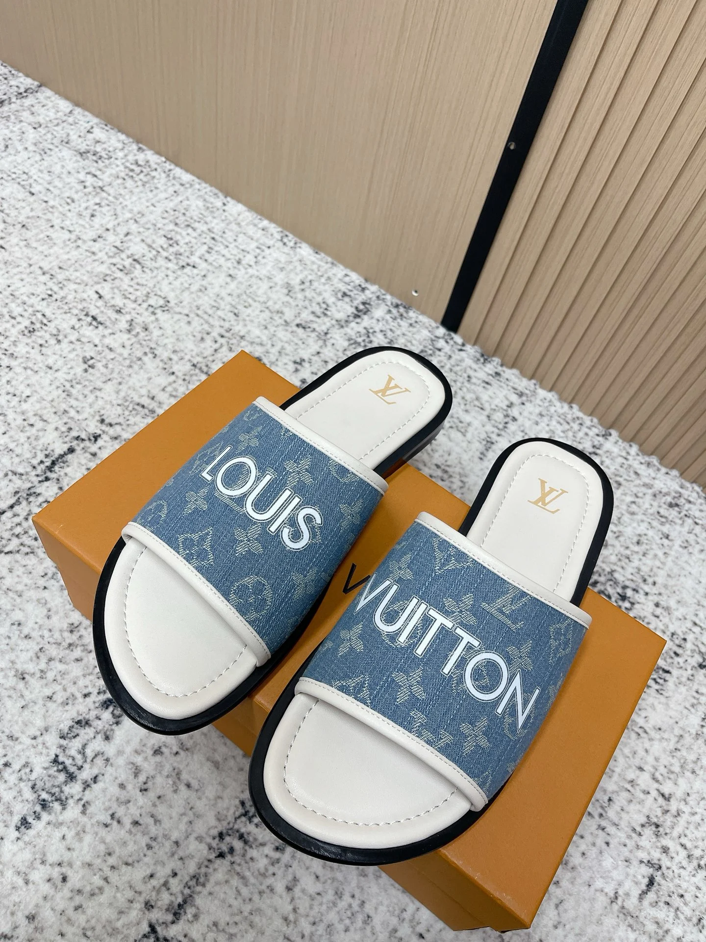 Louis Vuitton Slippers — b403ce89
