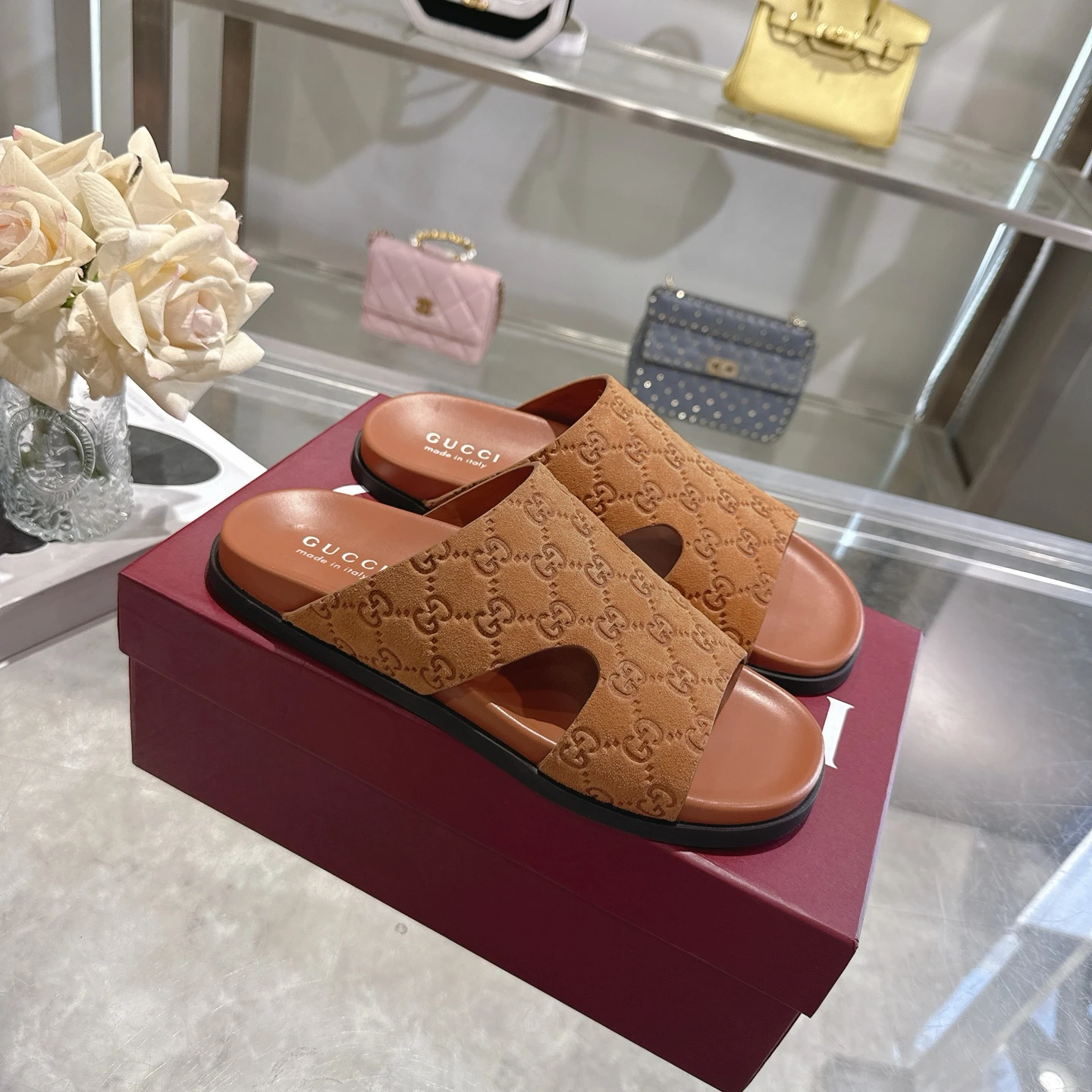 Slippers — e4adc117